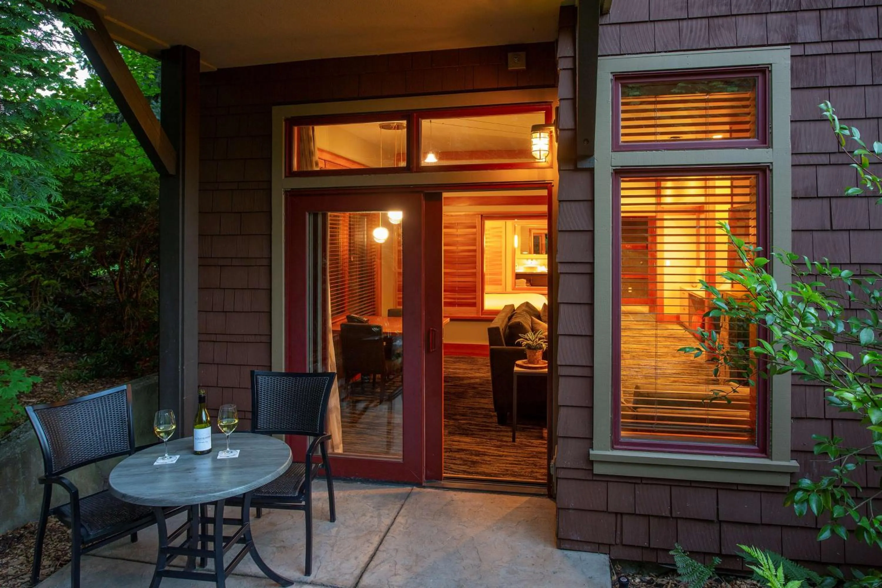 Photo of the whole room in Willows Lodge