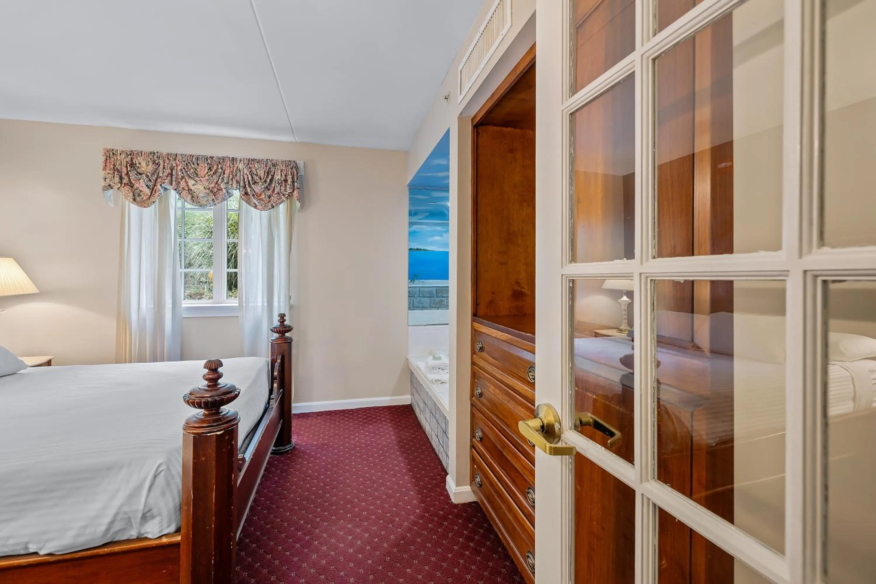 Bed in John Carver Inn & Spa