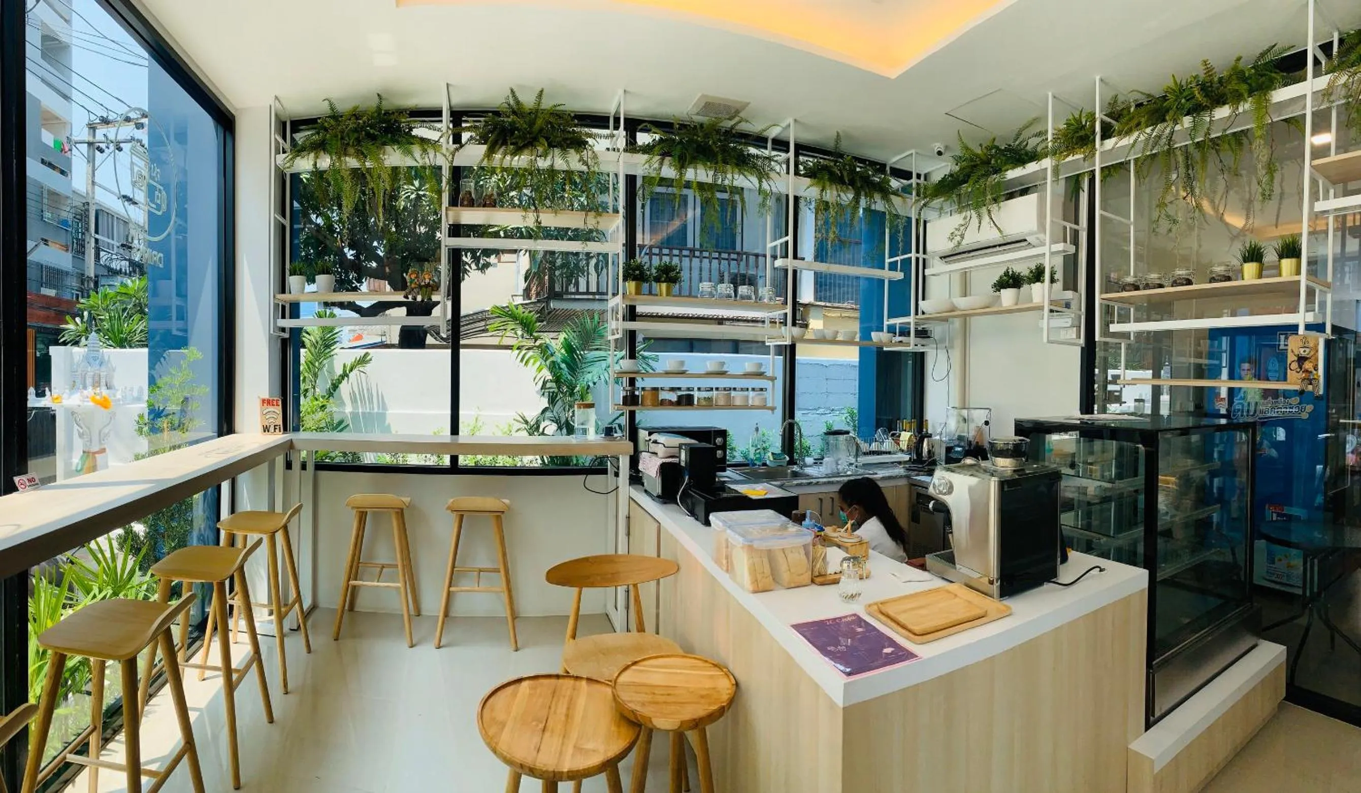 Restaurant/places to eat in J & L Residence and Spa