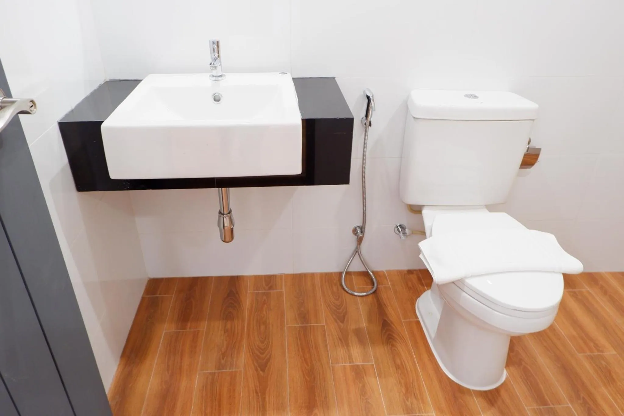 Toilet in J & L Residence and Spa