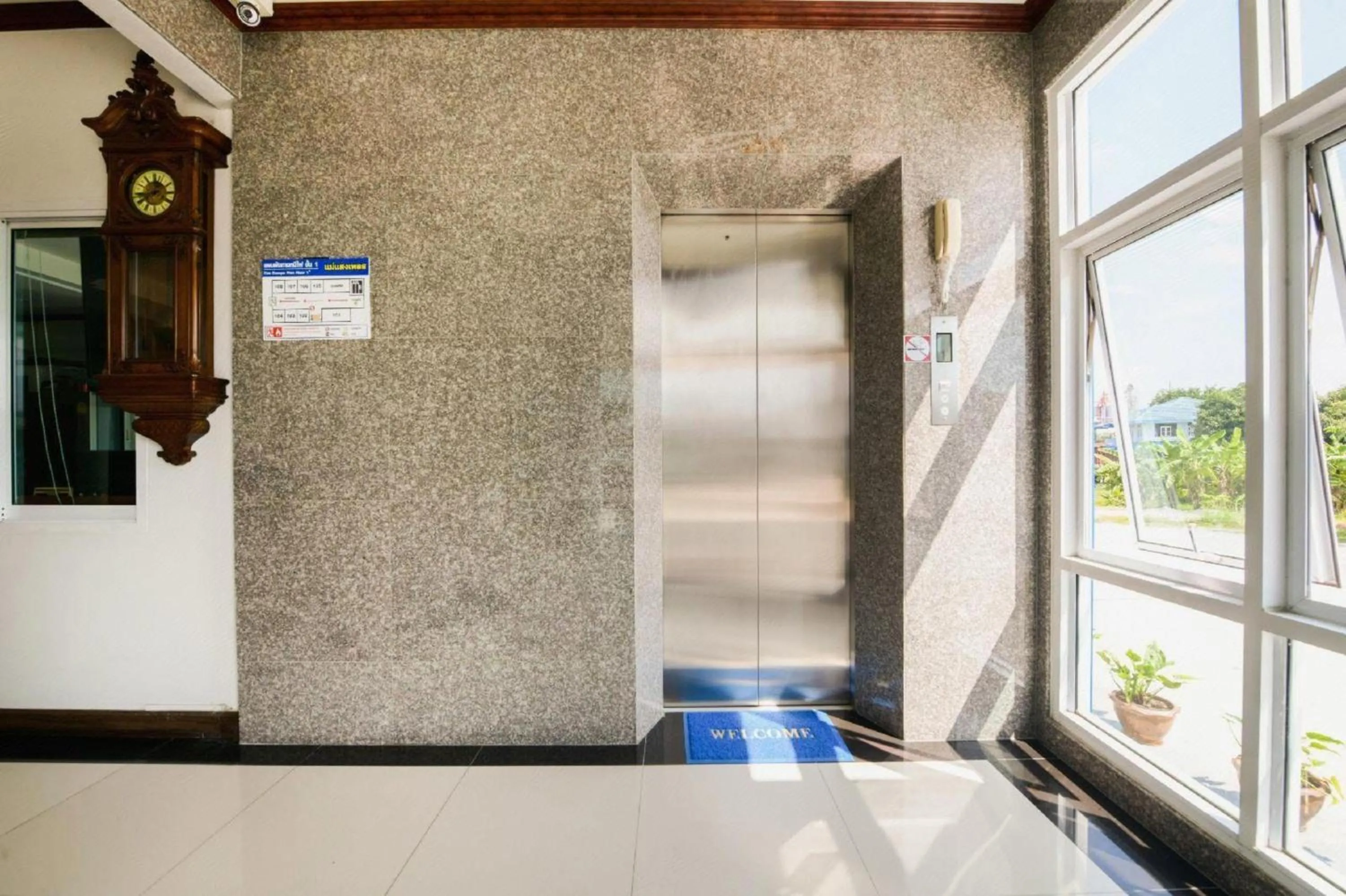 elevator in OYO 350 Mae Saeng Place