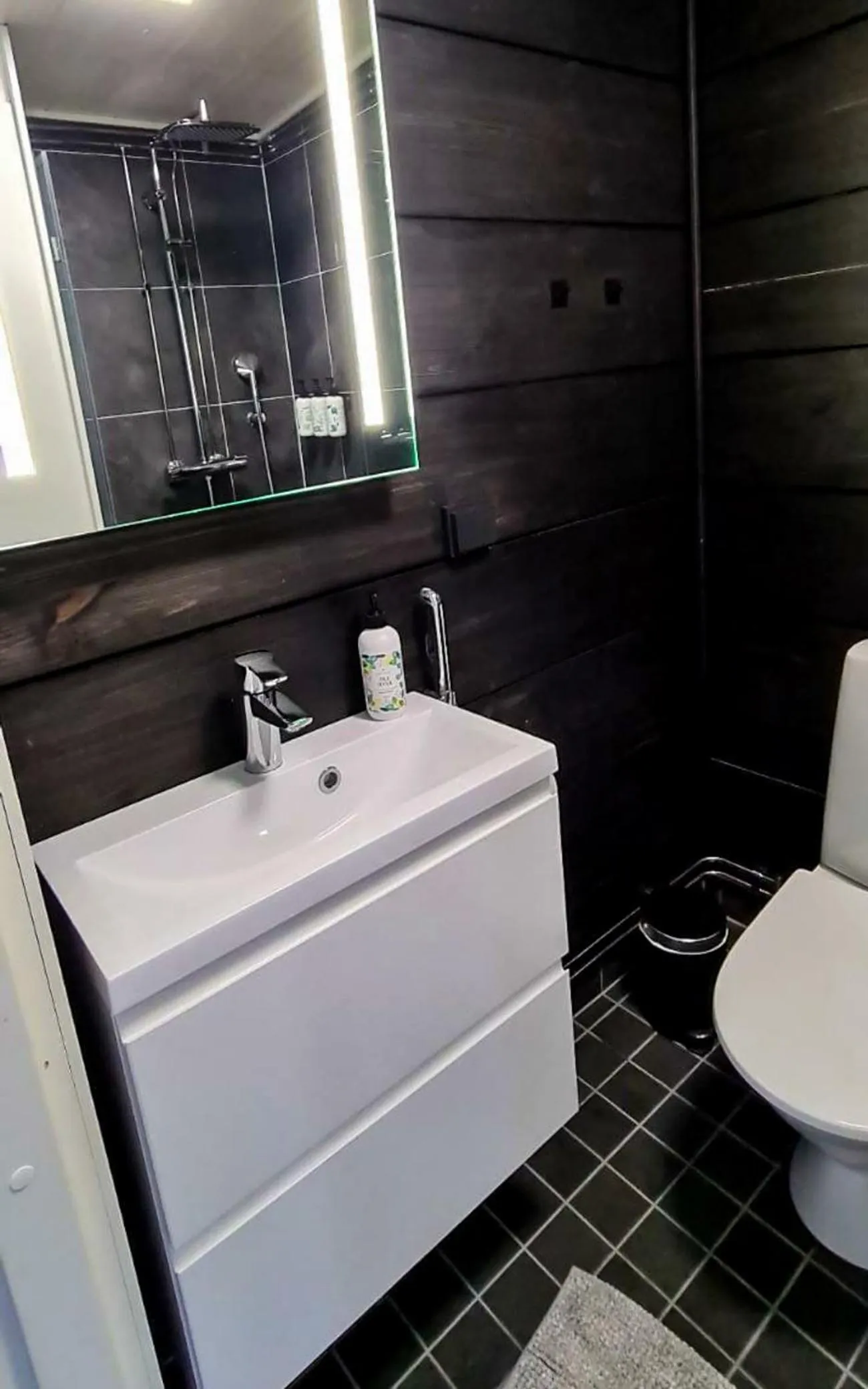 Shower in Arctic Skylight Lodge