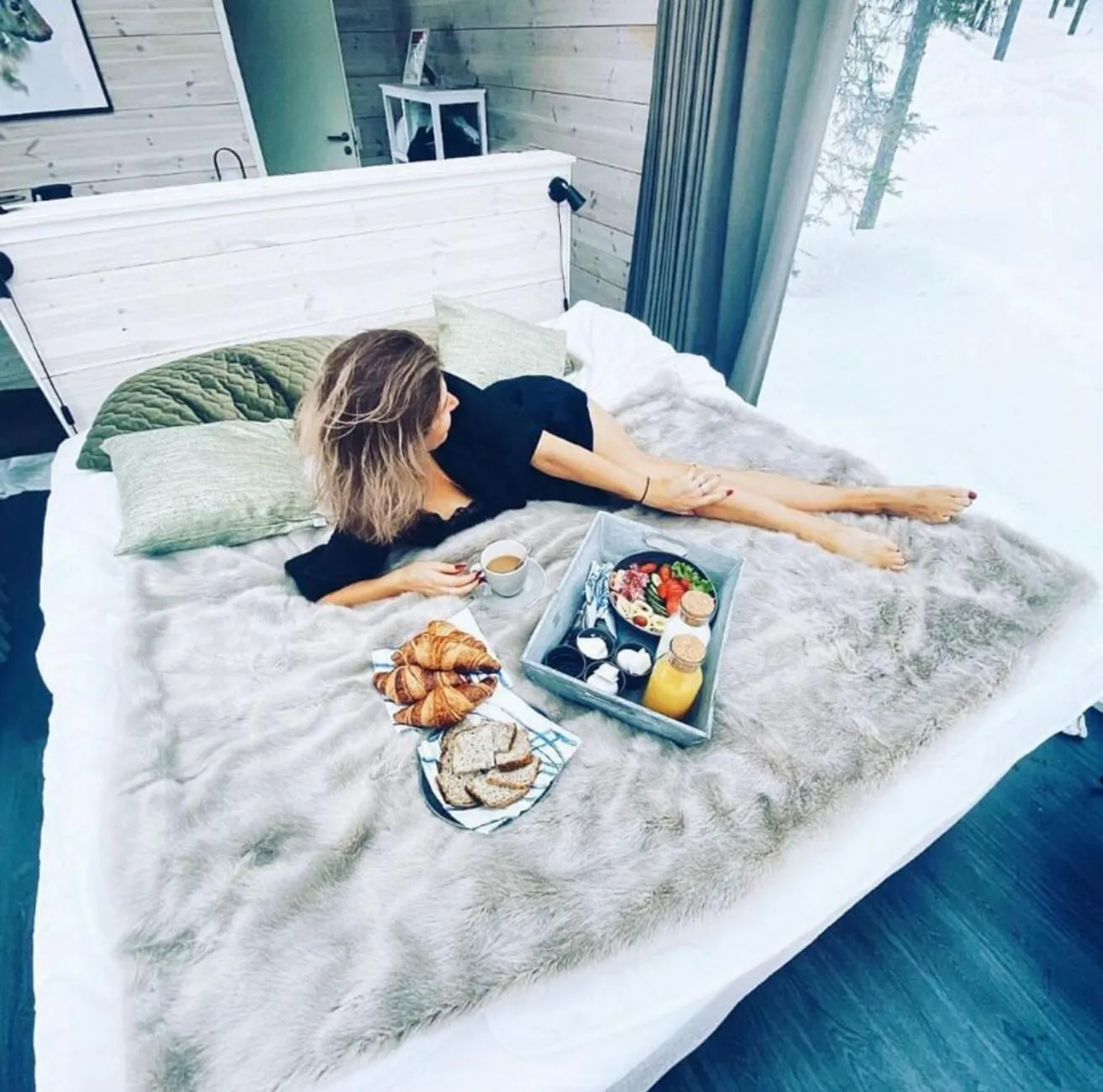 Bed in Arctic Skylight Lodge