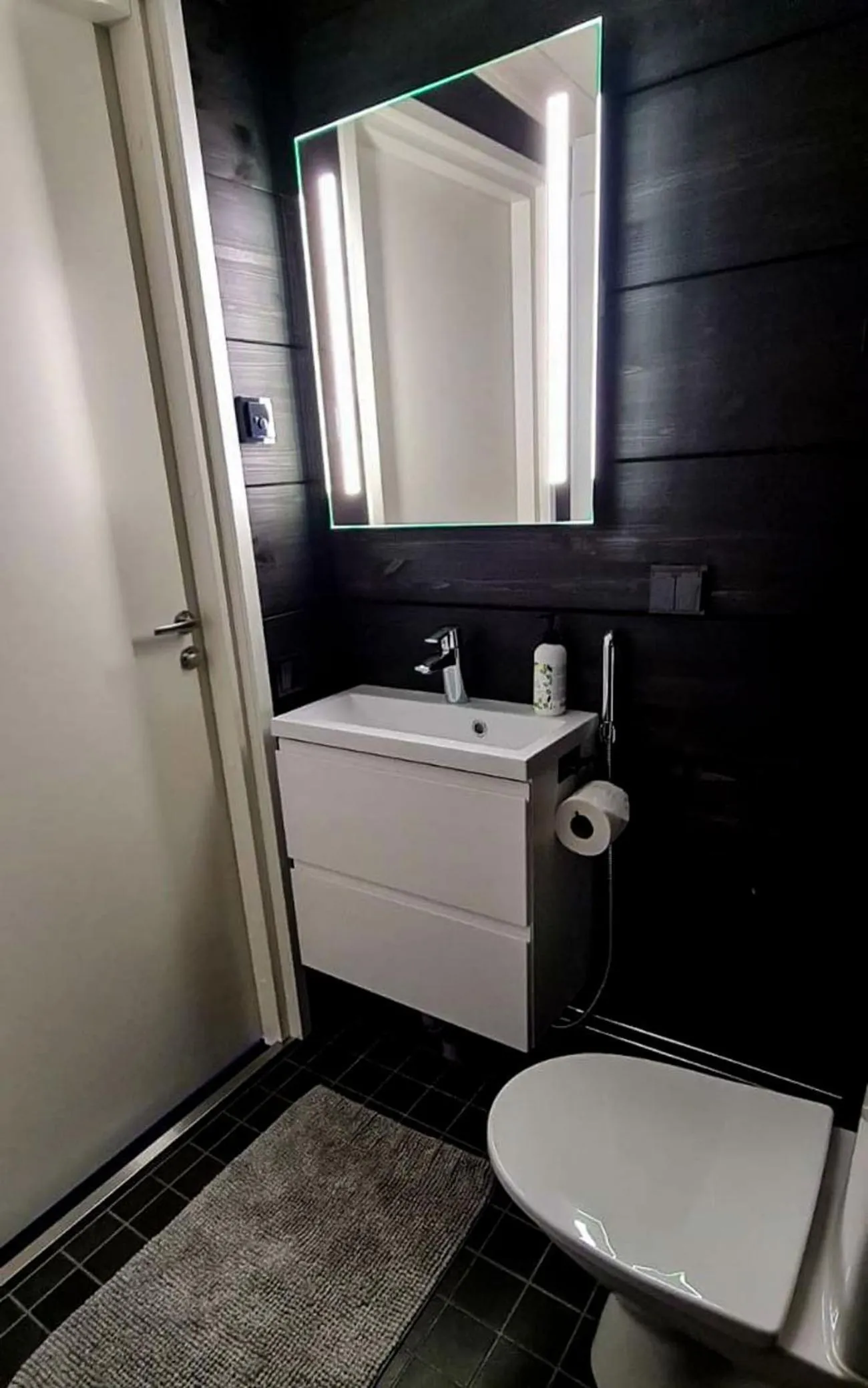 Shower in Arctic Skylight Lodge