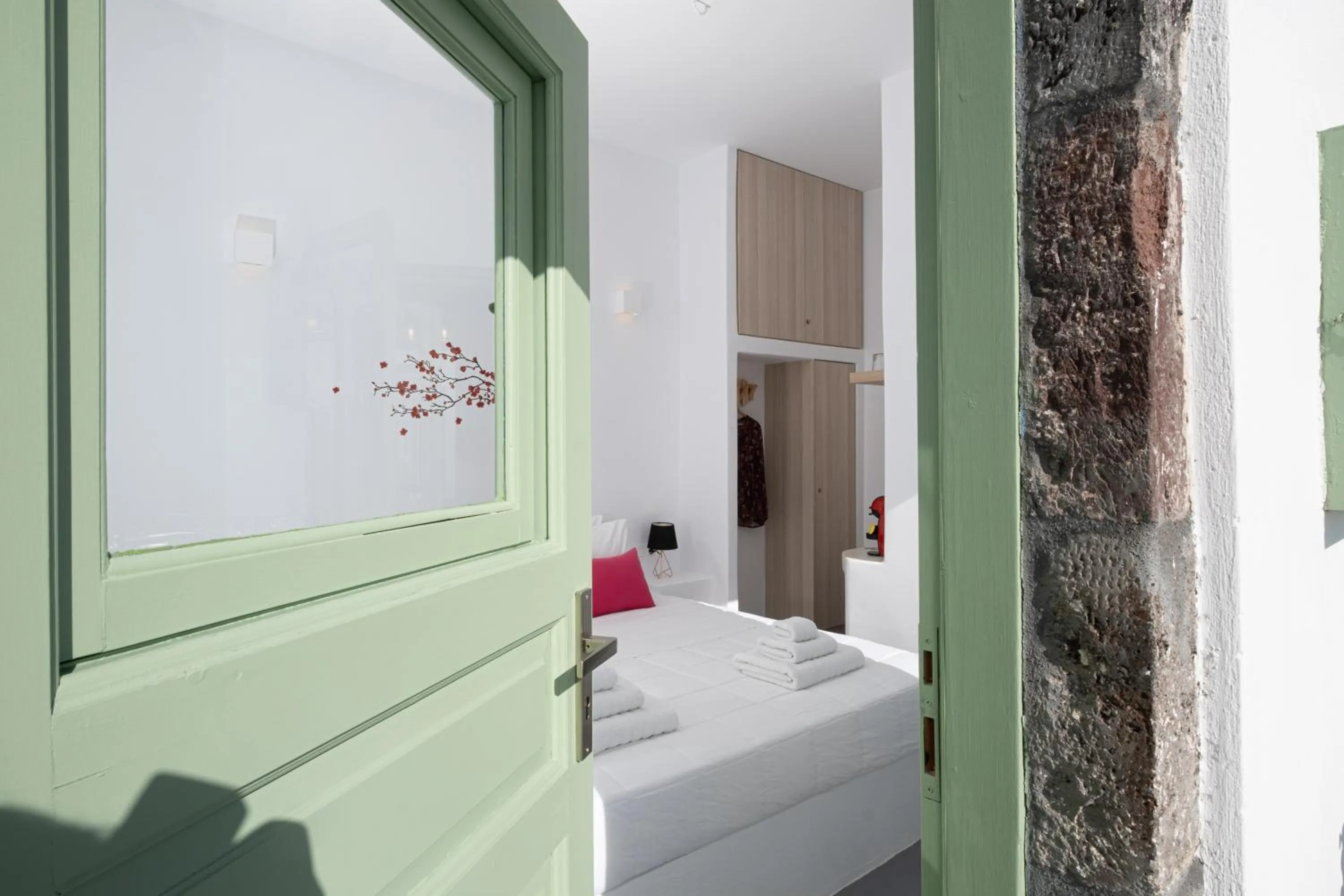 Bed in White Orchid Cave House & Studio