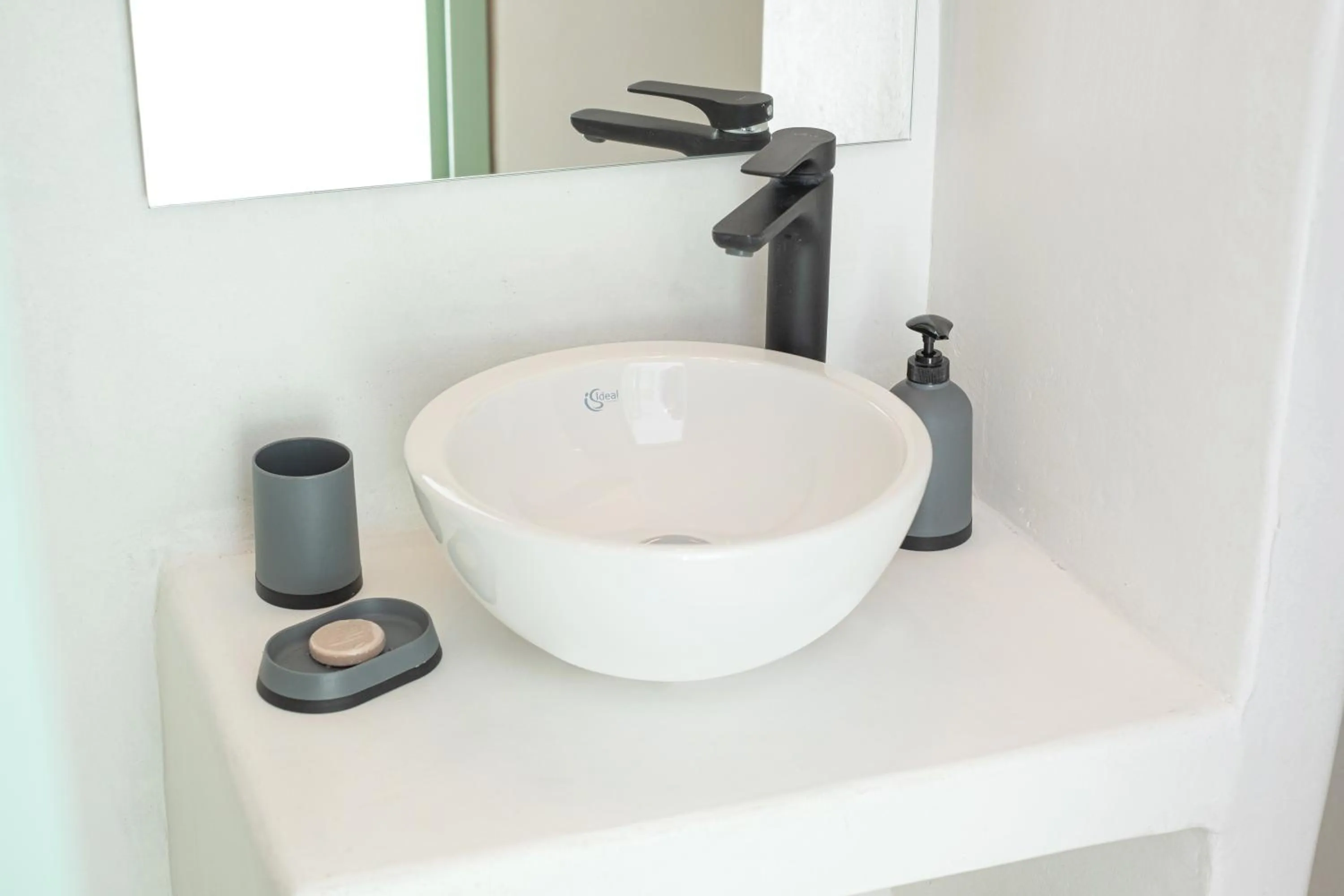 White Orchid Cave House & Studio