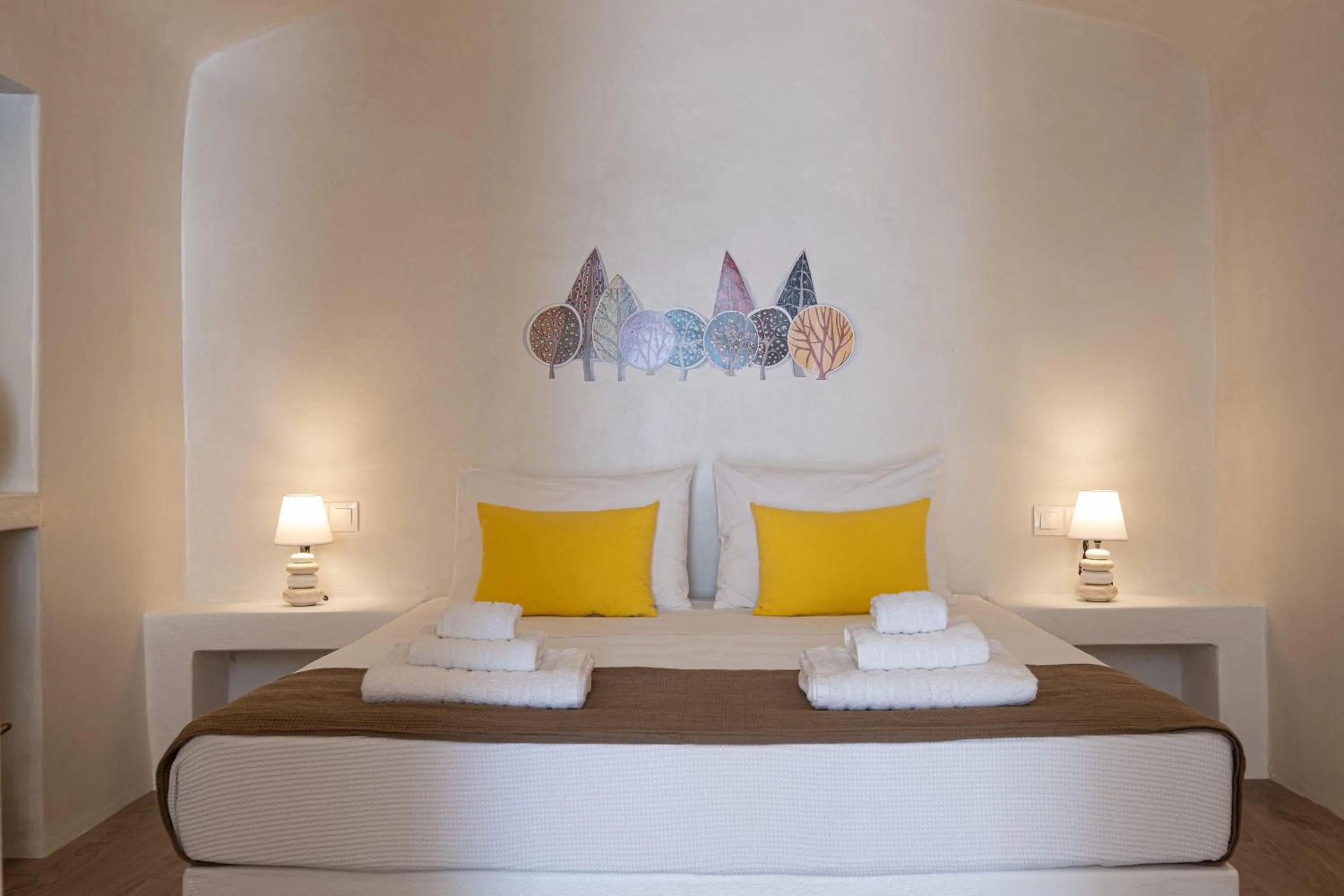 Bed in White Orchid Cave House & Studio