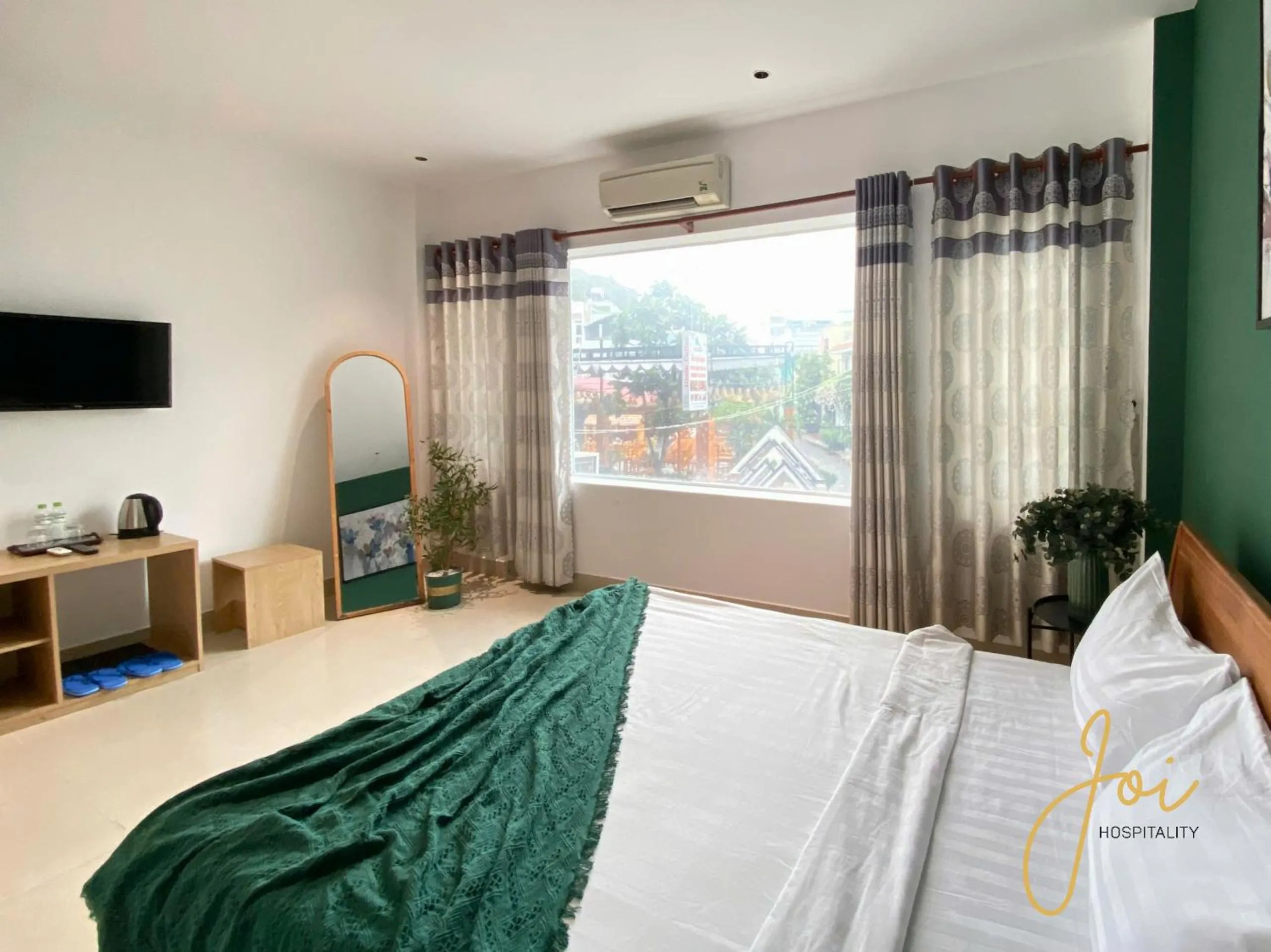 Communal lounge/ TV room, Bed in Joi Hospitality - Anthony