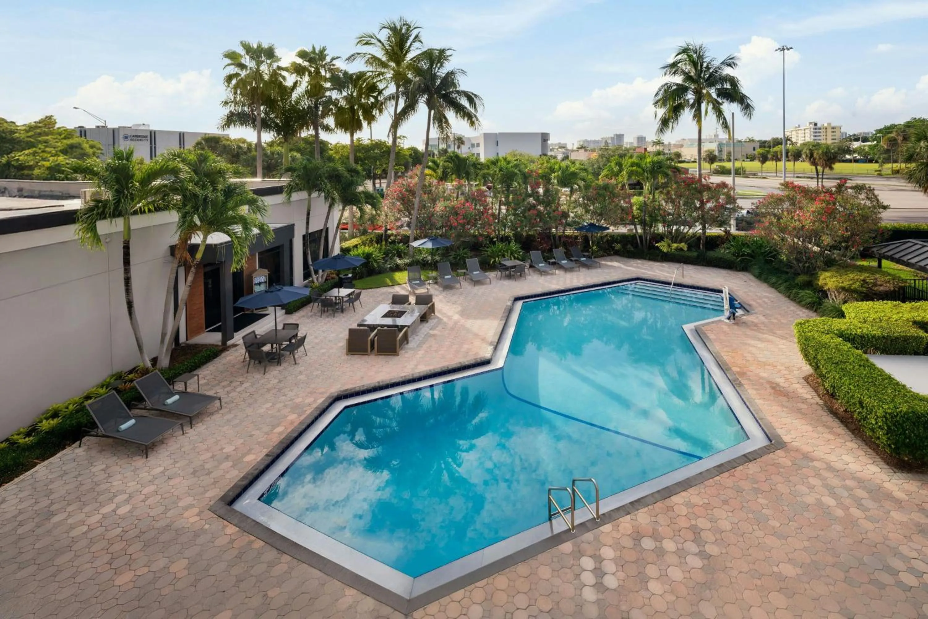 Swimming pool in Courtyard Fort Lauderdale East Lauderdale-by-the-Sea