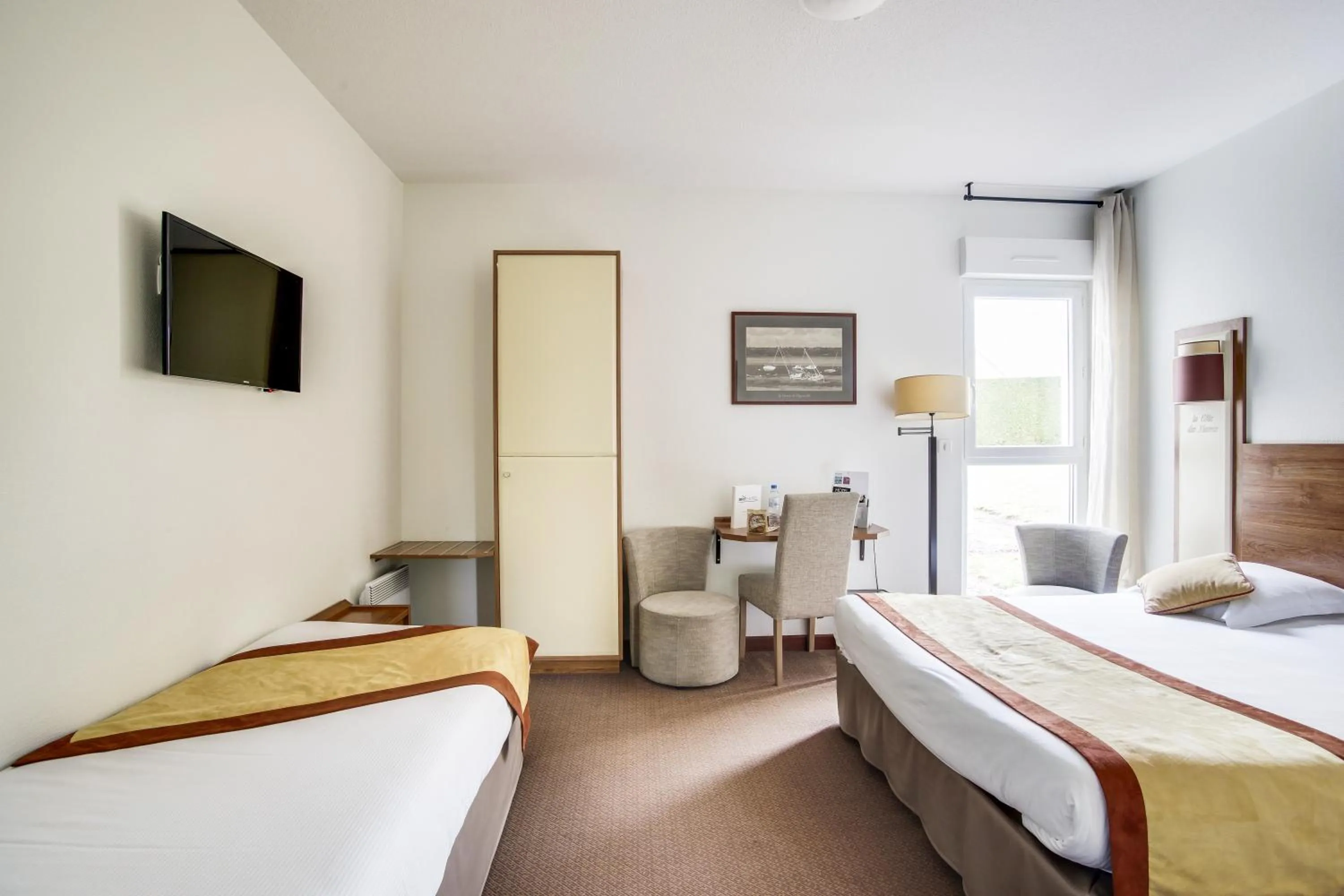 Bed in Brit Hotel De La Côte Des Havres