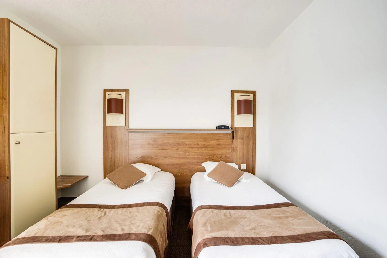 Bed in Brit Hotel De La Côte Des Havres