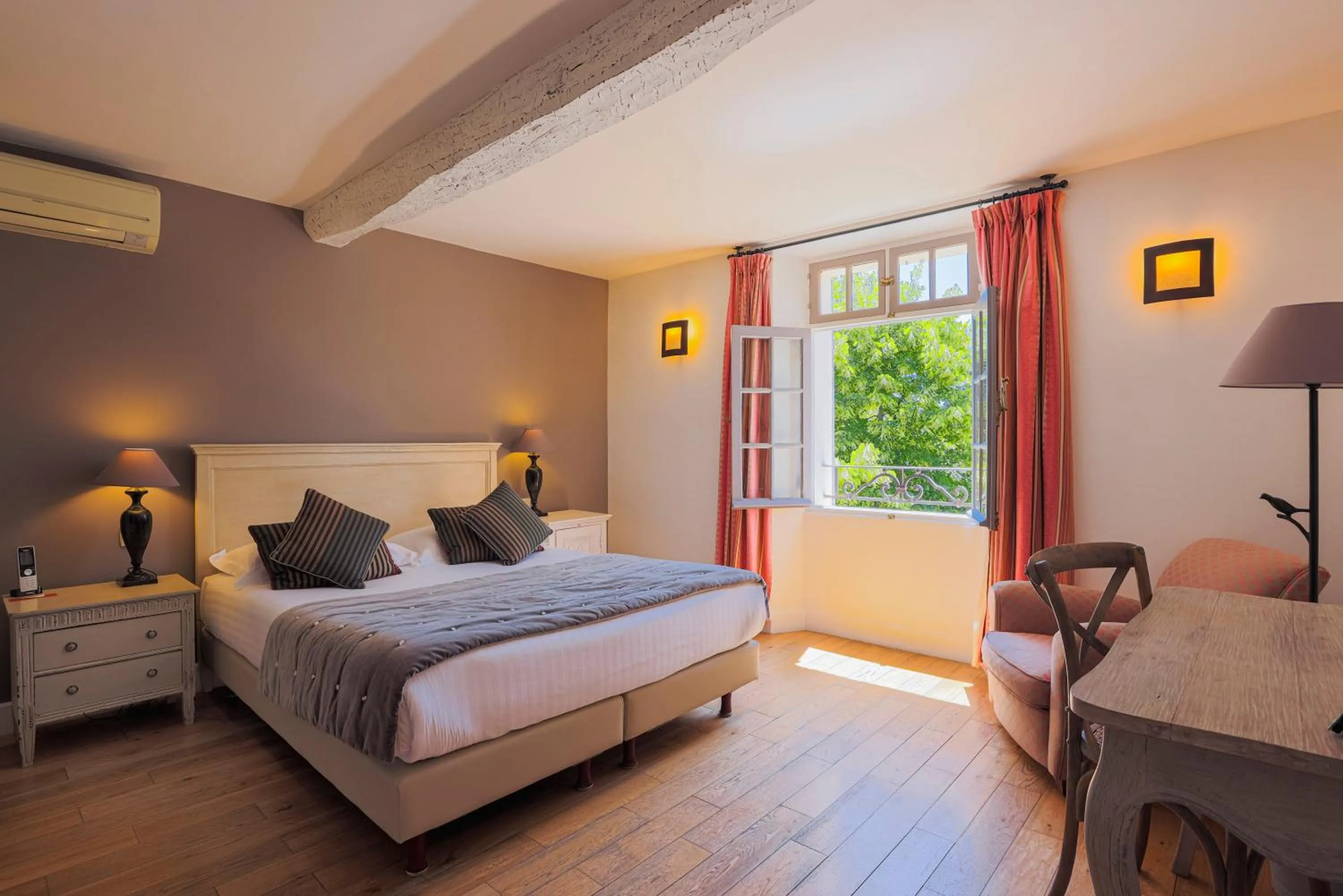 Bed in Hôtel du Clos