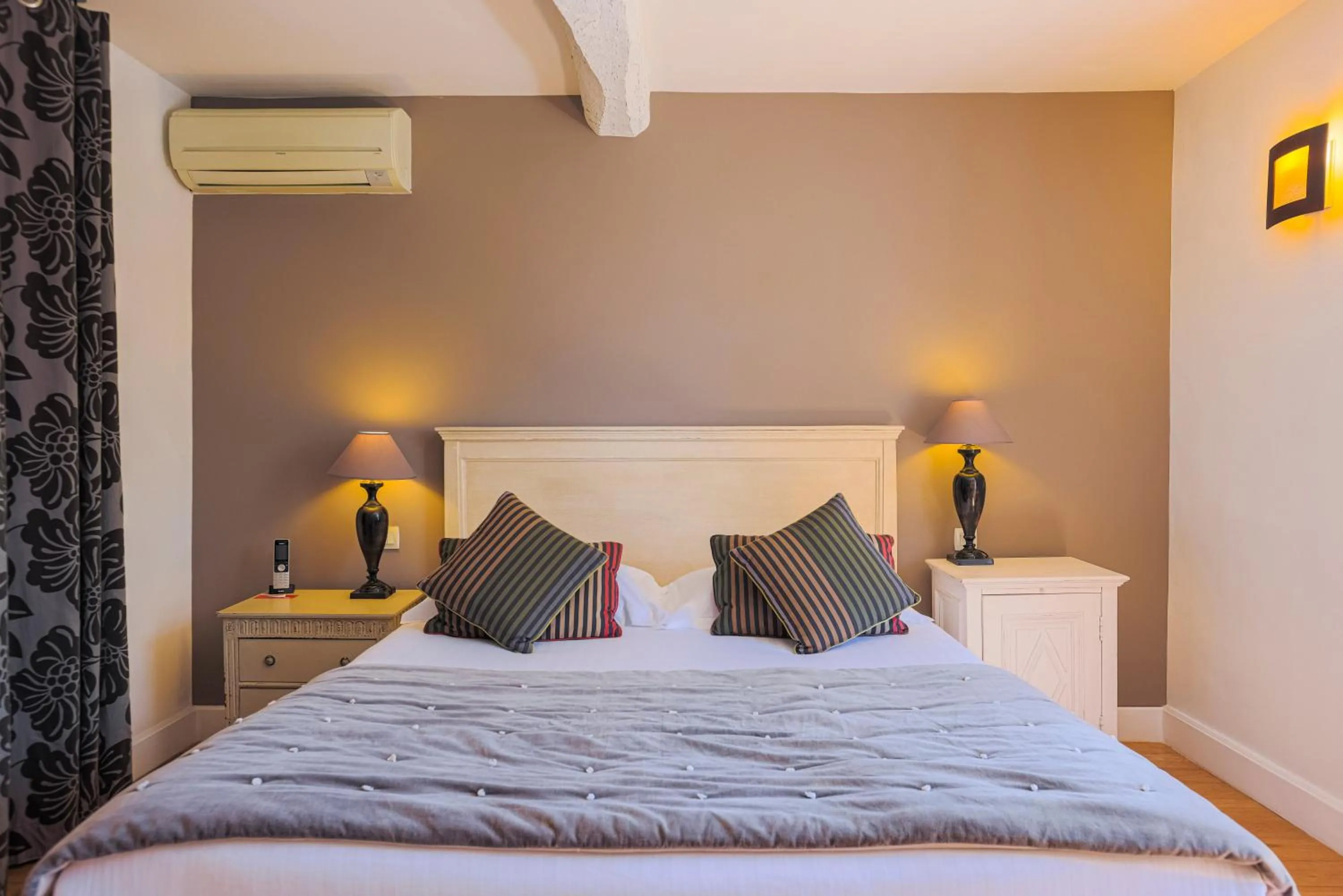 Bed in Hôtel du Clos