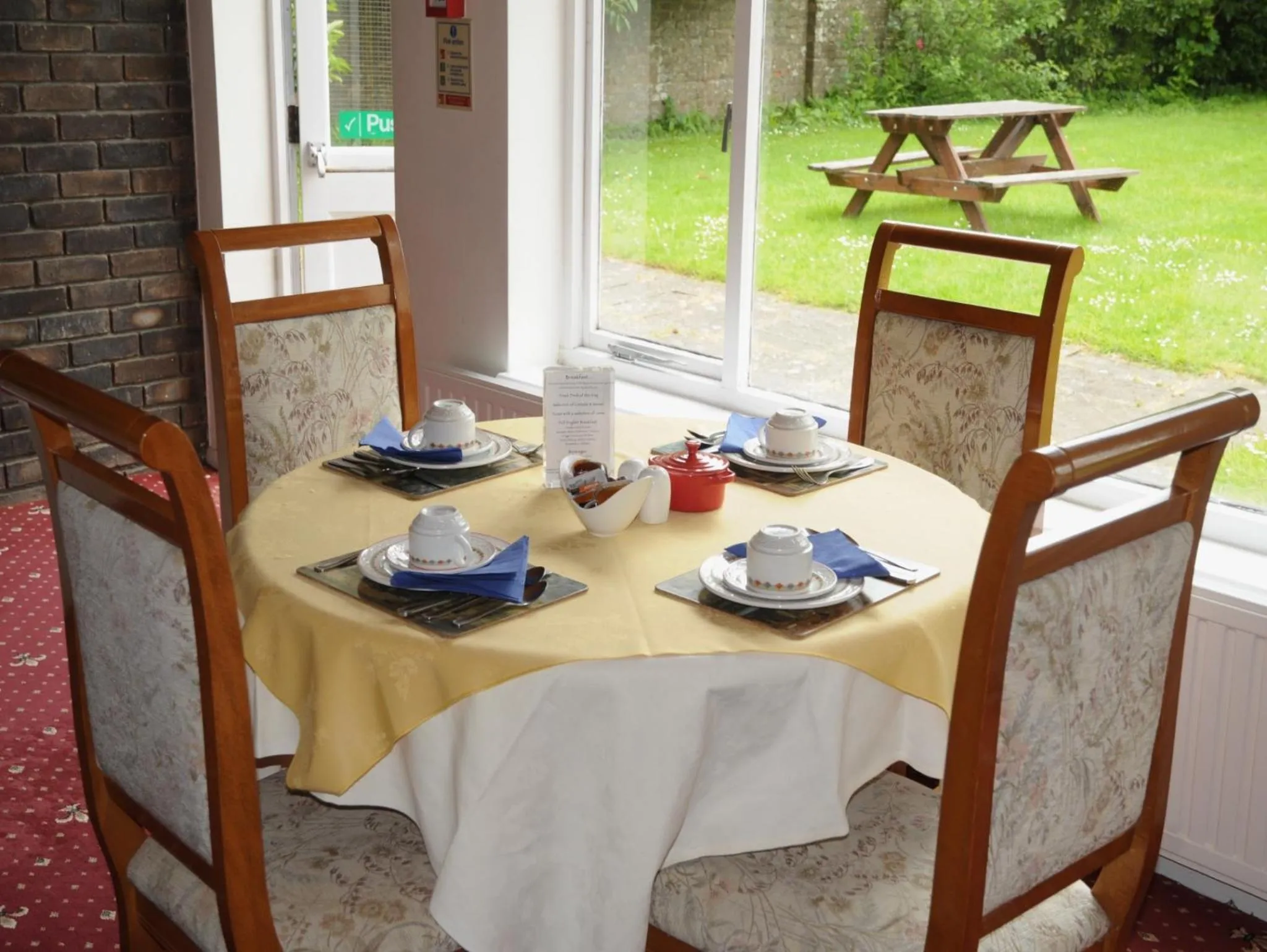 Restaurant/places to eat in Wimblehurst Hotel