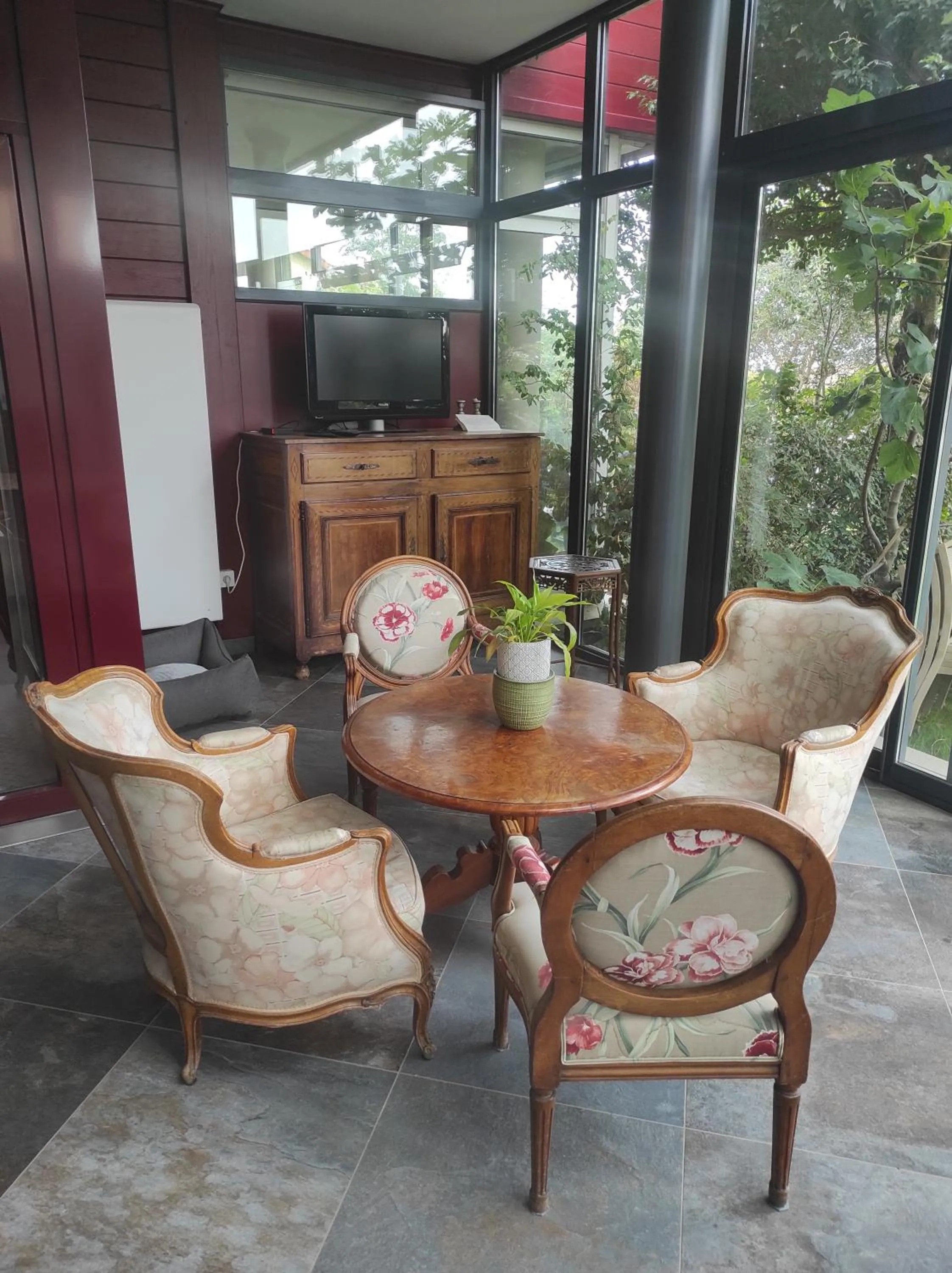 Communal lounge/ TV room in La Maison Du Coteau