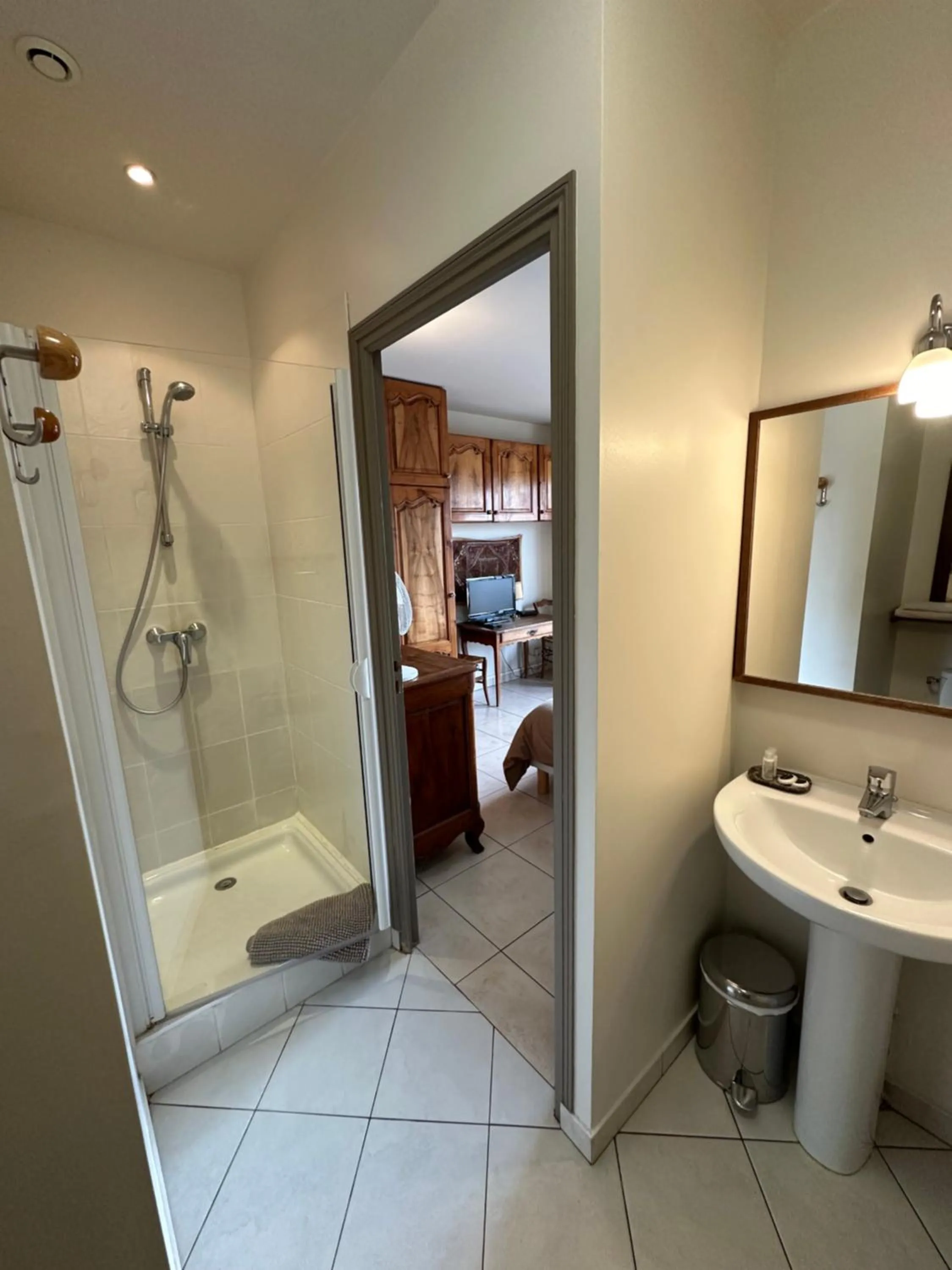 Shower in La Maison Du Coteau