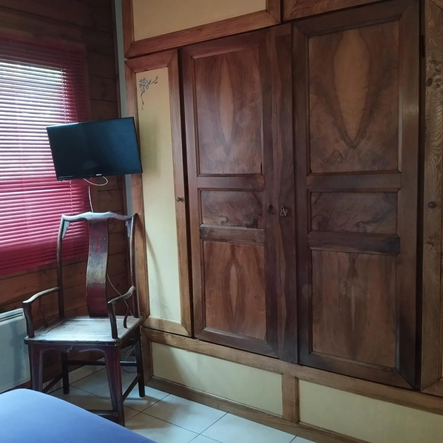 wardrobe in La Maison Du Coteau