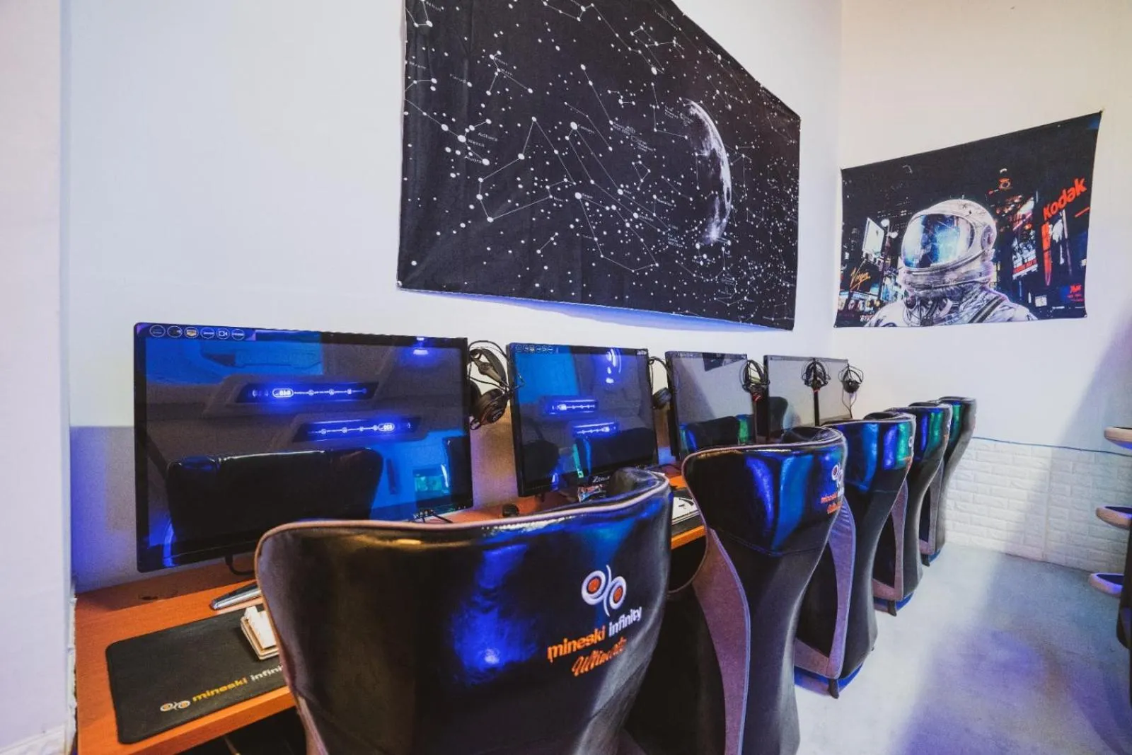 Hashtag.Capsule.Hostel