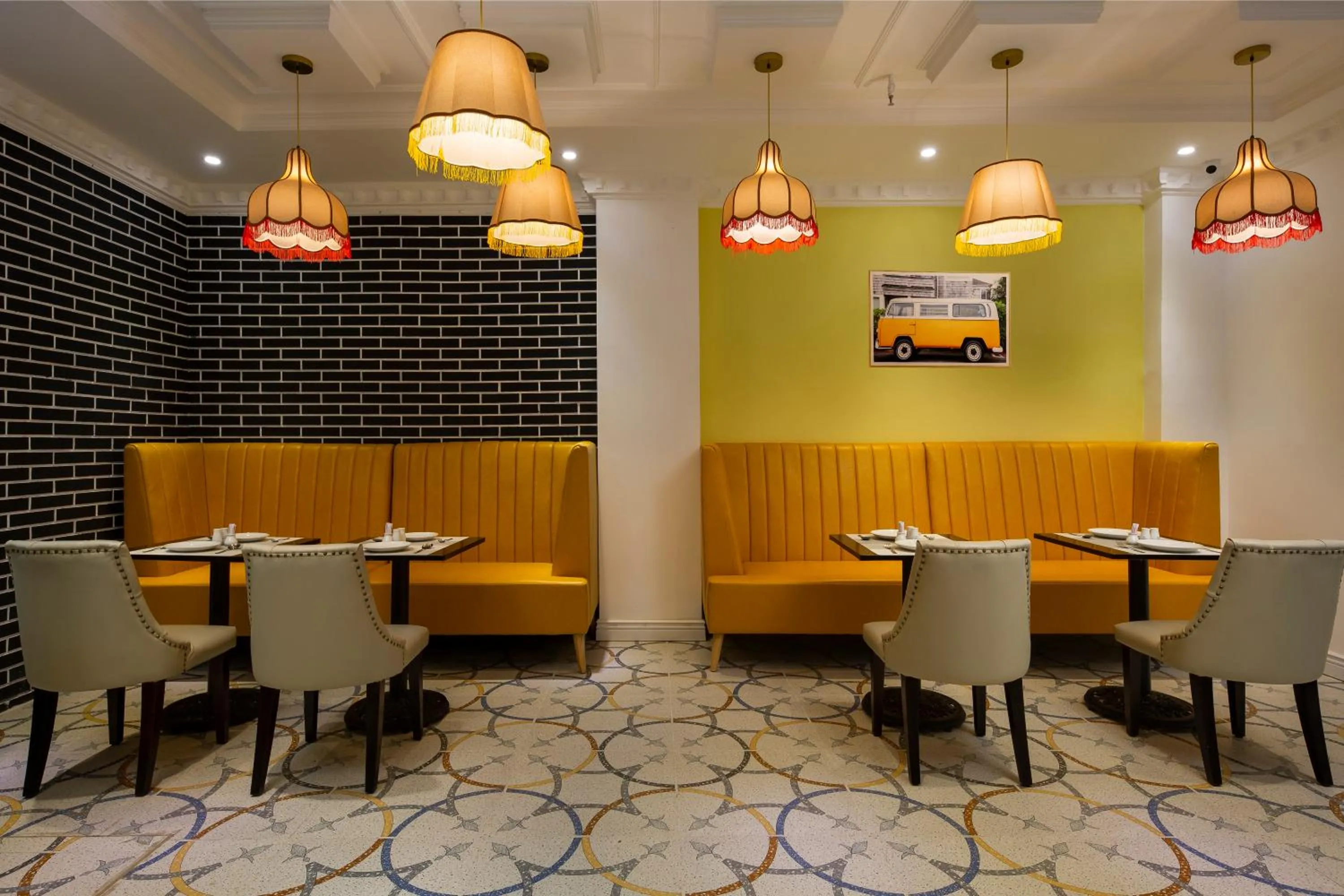 Restaurant/places to eat in Adaline Hotel & Apartment