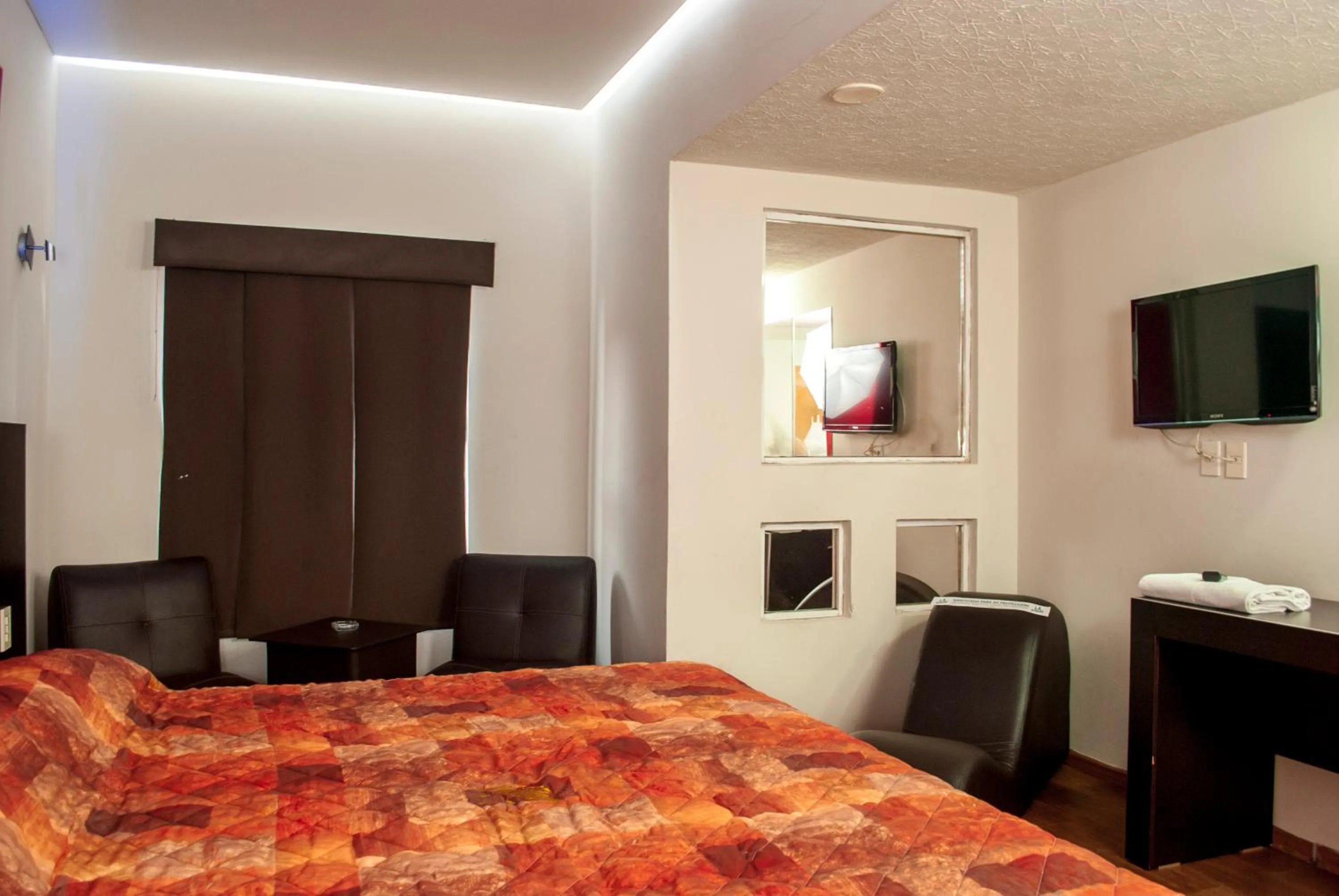 Bed, TV/Entertainment Center in Motel LA Autoparador