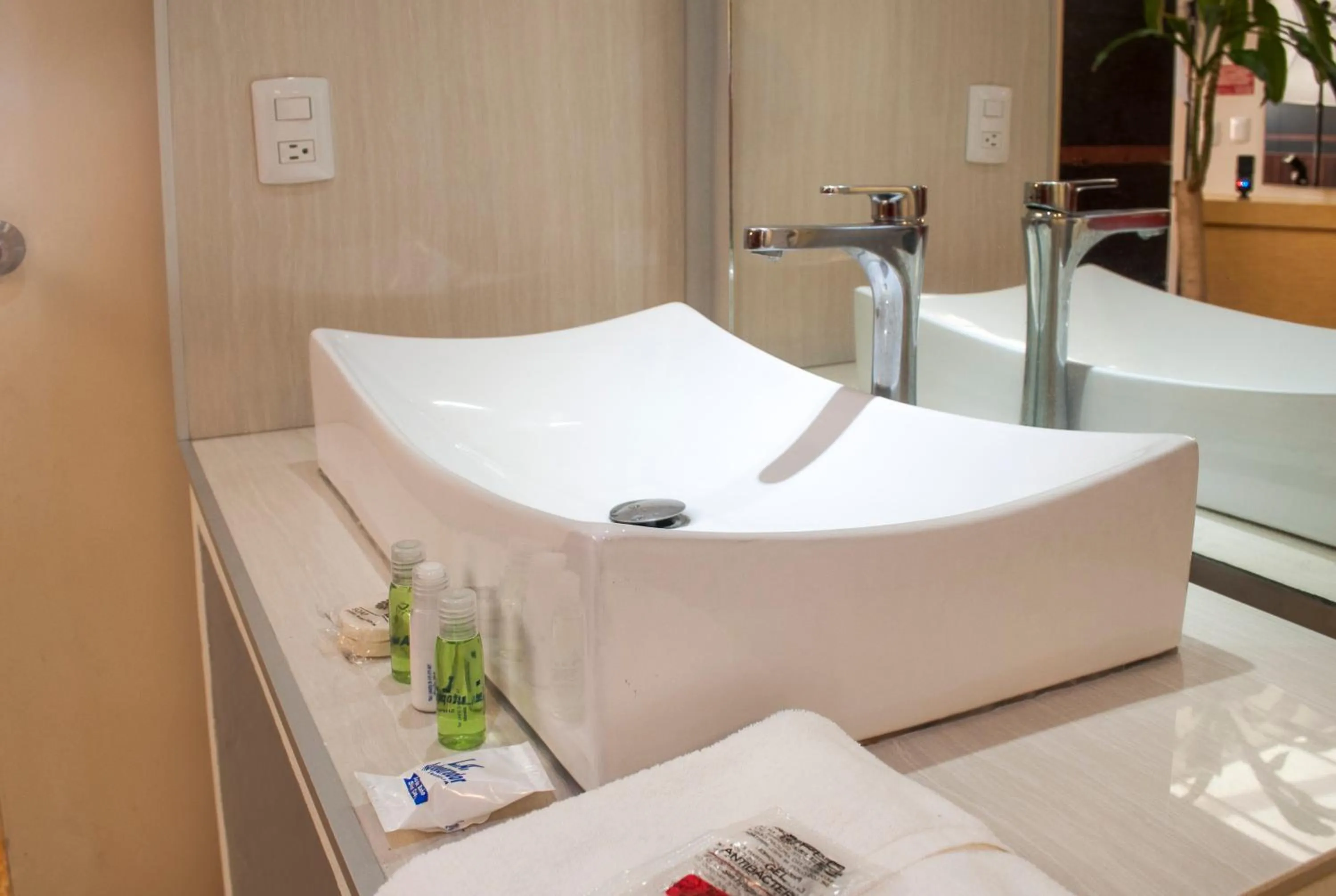 Day, Bathroom in Motel LA Autoparador