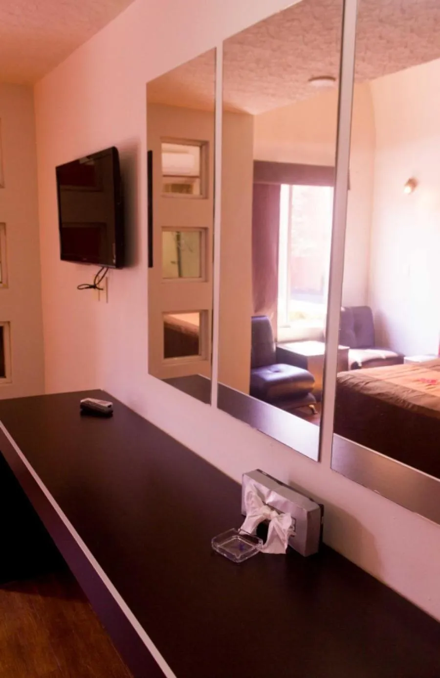 Bedroom, Bathroom in Motel LA Autoparador