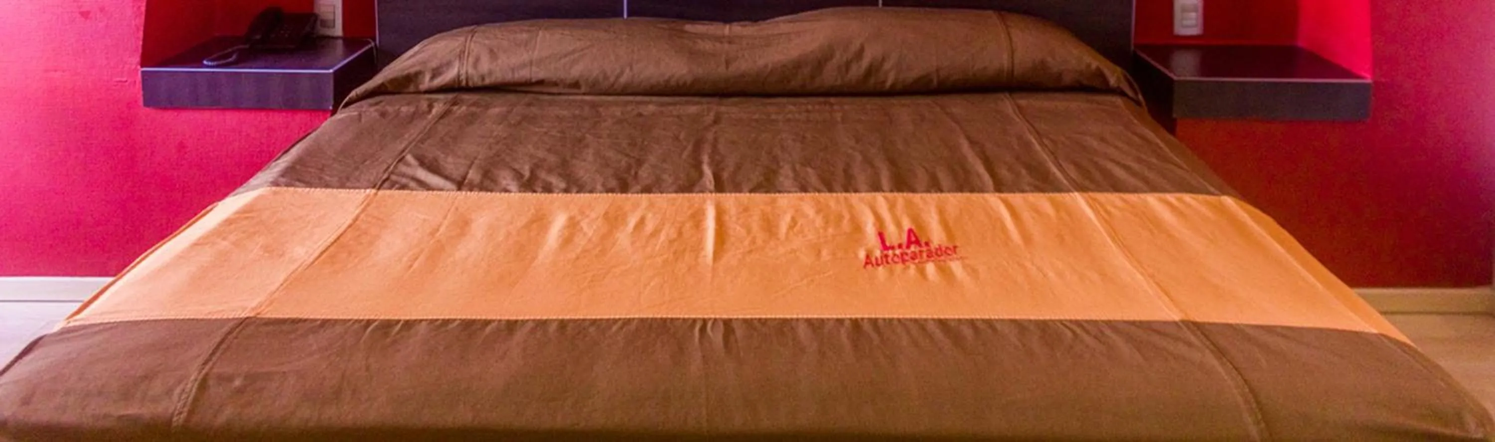 Bed in Motel LA Autoparador