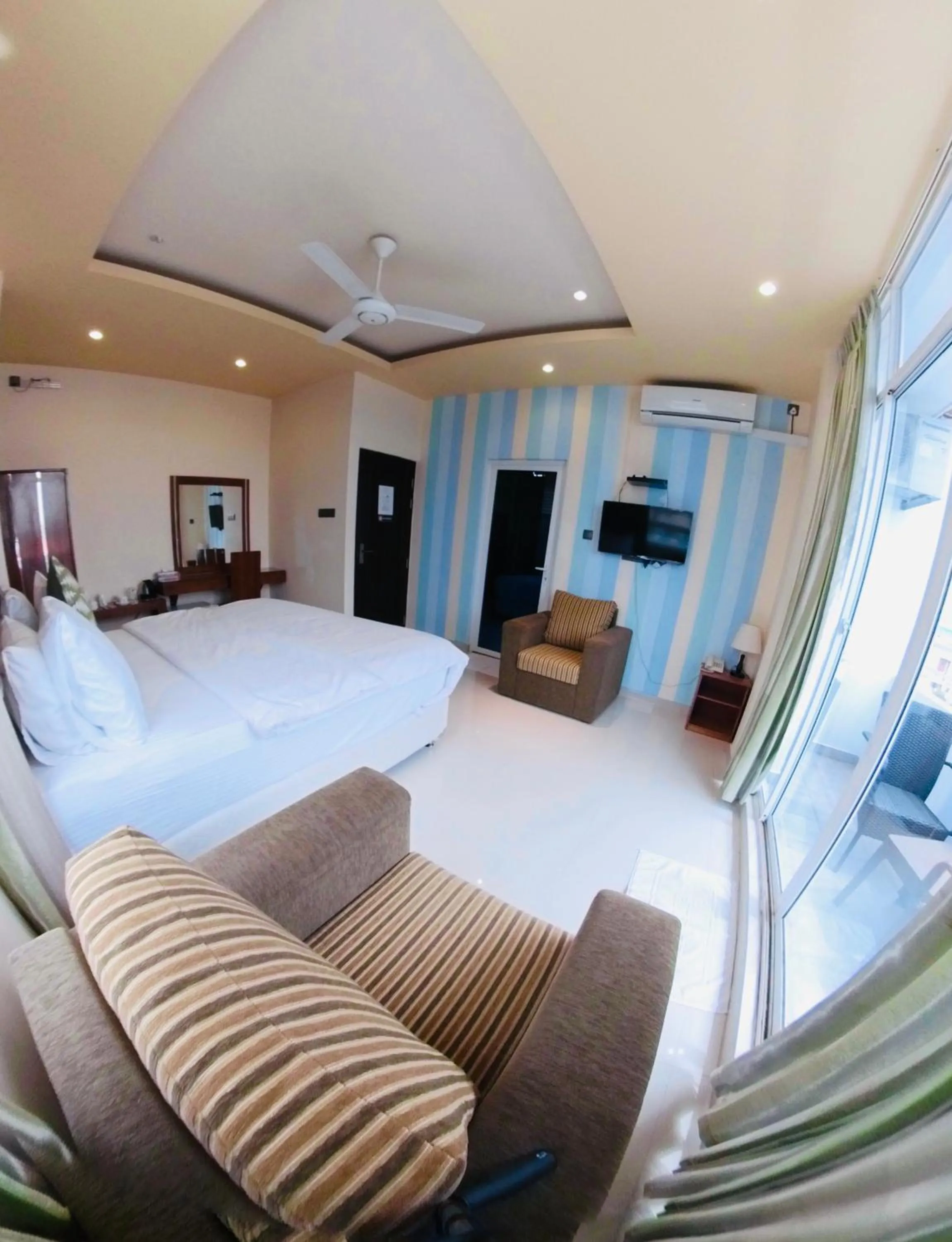 Photo of the whole room, Bed in CONTENTO RETREAT