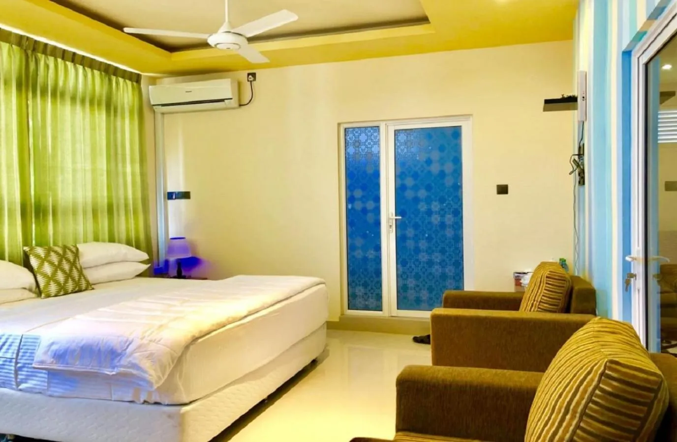 Photo of the whole room, Bed in CONTENTO RETREAT