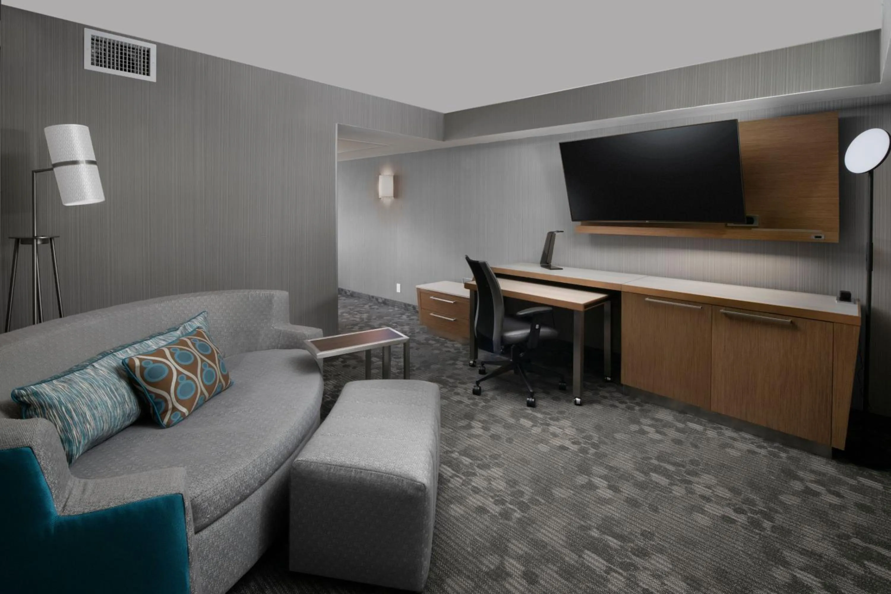 Bedroom in Courtyard by Marriott Edina Bloomington