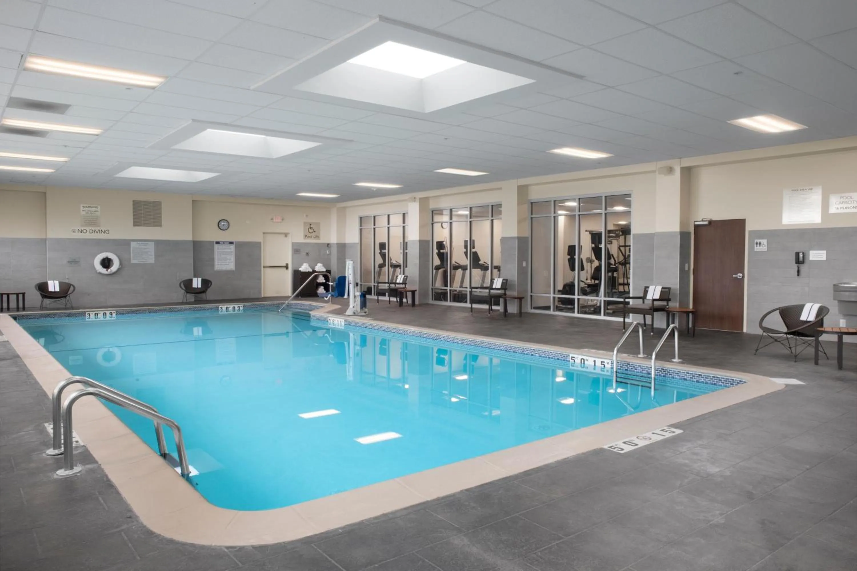 Swimming pool in Courtyard by Marriott Edina Bloomington