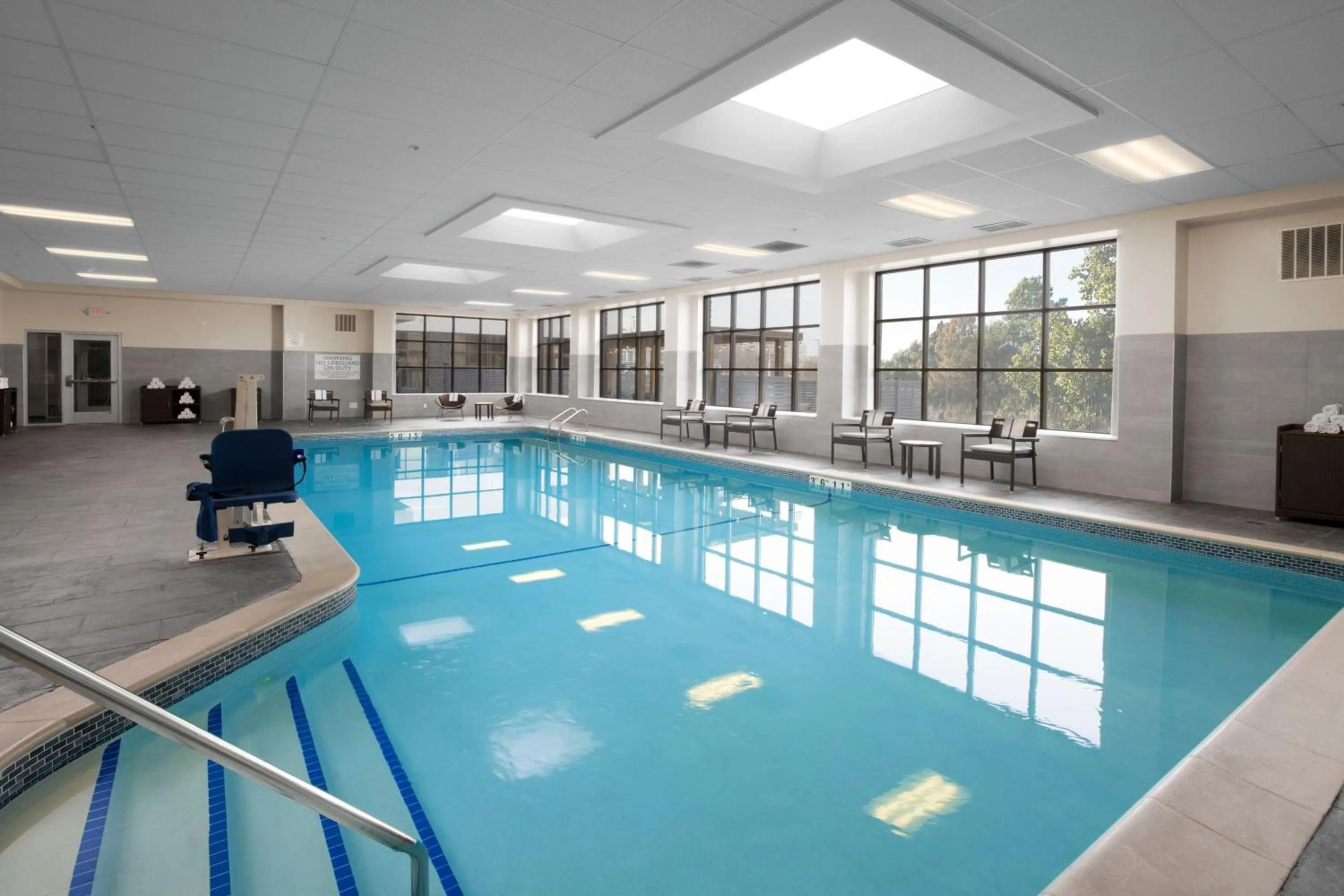 Swimming pool in Courtyard by Marriott Edina Bloomington