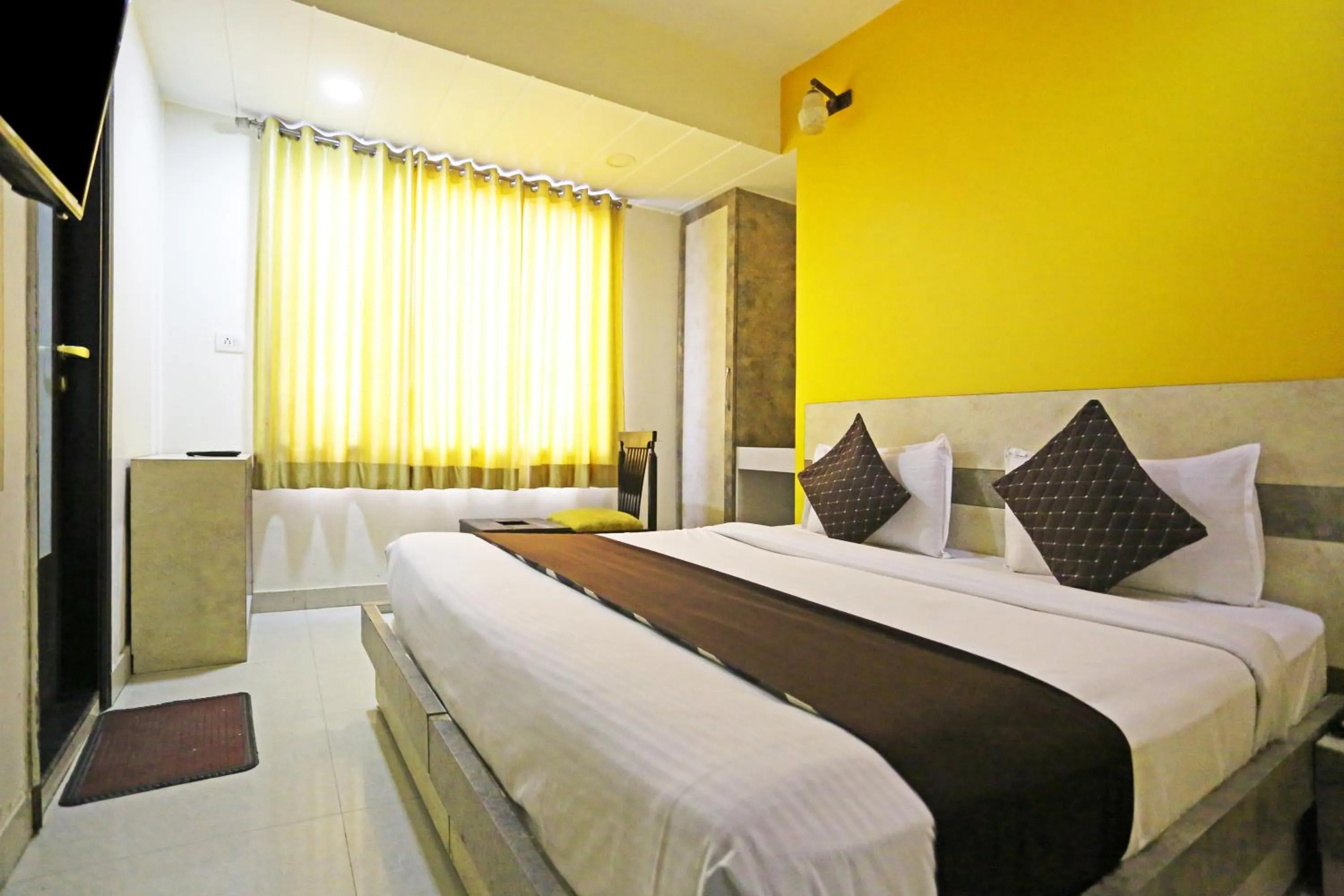 Bed in Hotel Star Inn-Near Delhi Airport