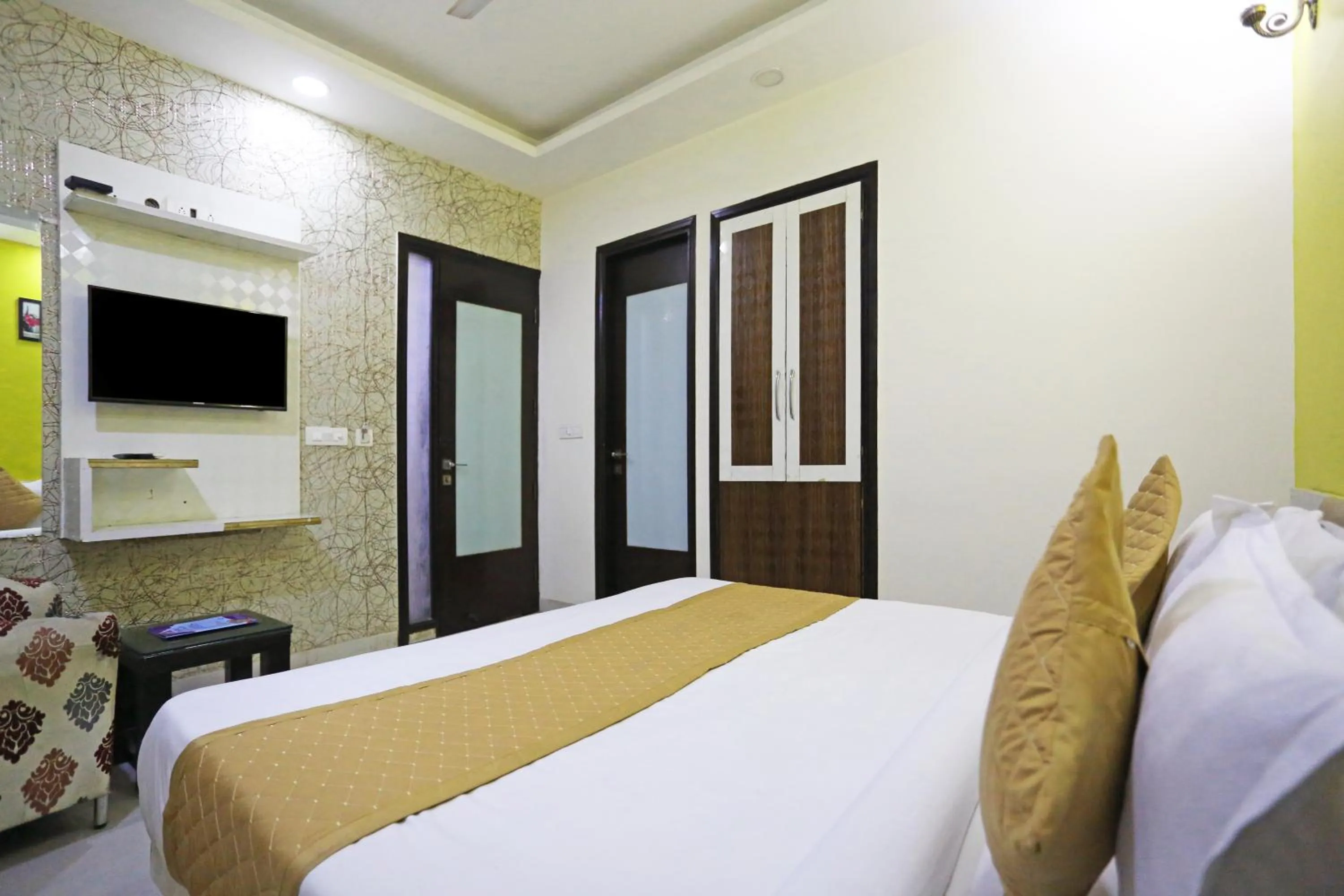 Bed in Hotel Star Inn-Near Delhi Airport