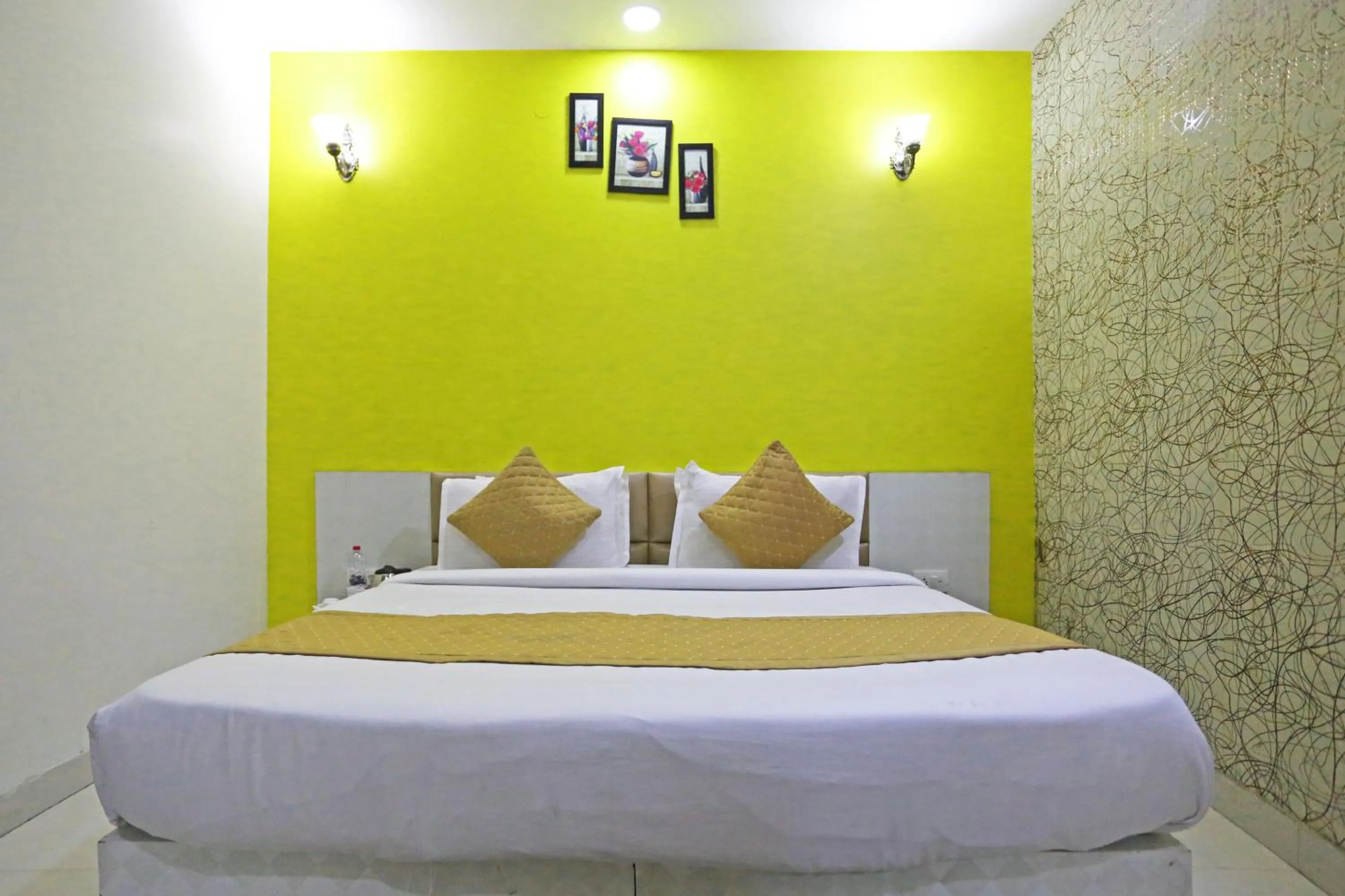 Bed in Hotel Star Inn-Near Delhi Airport