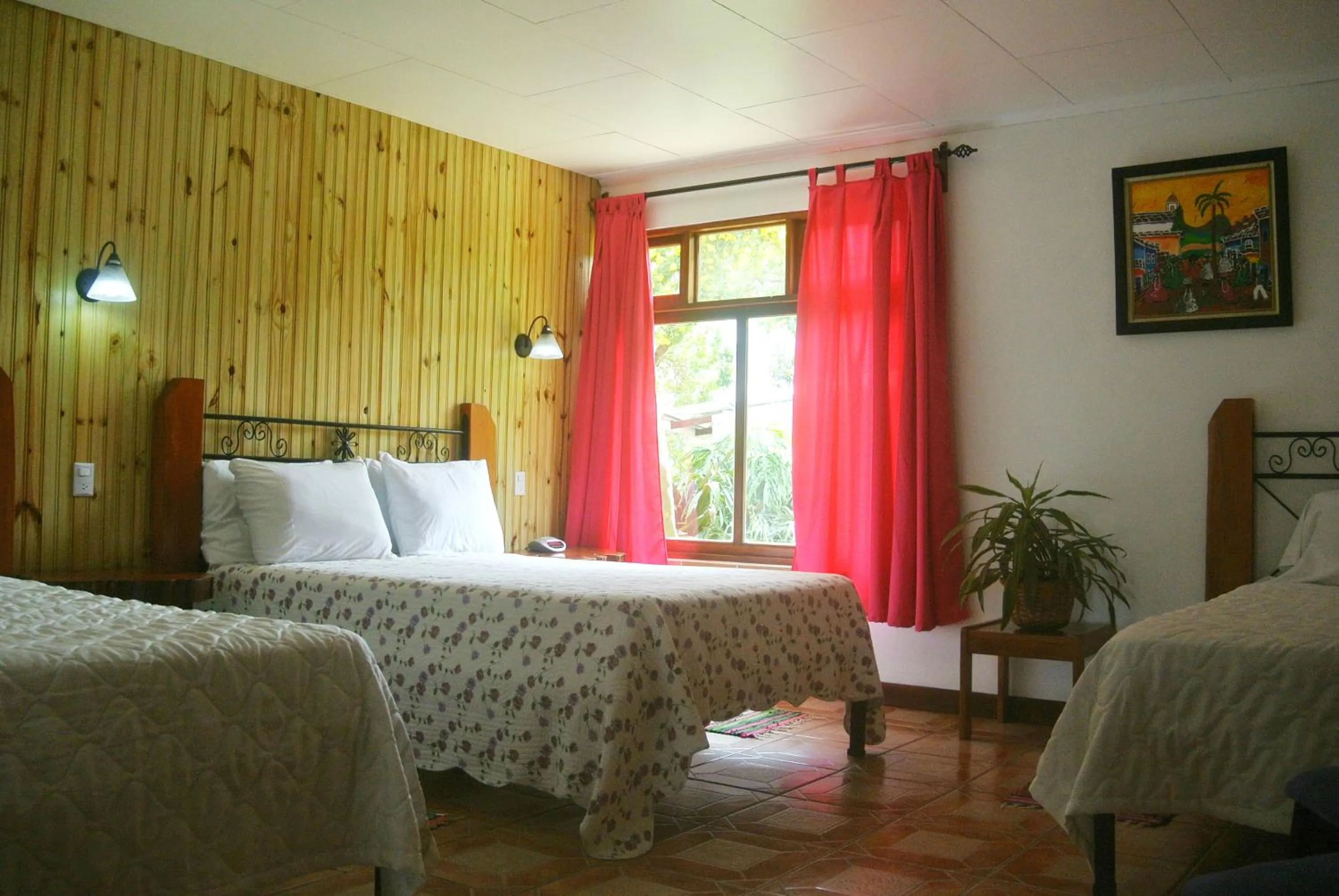 Photo of the whole room, Bed in Guayabo Lodge