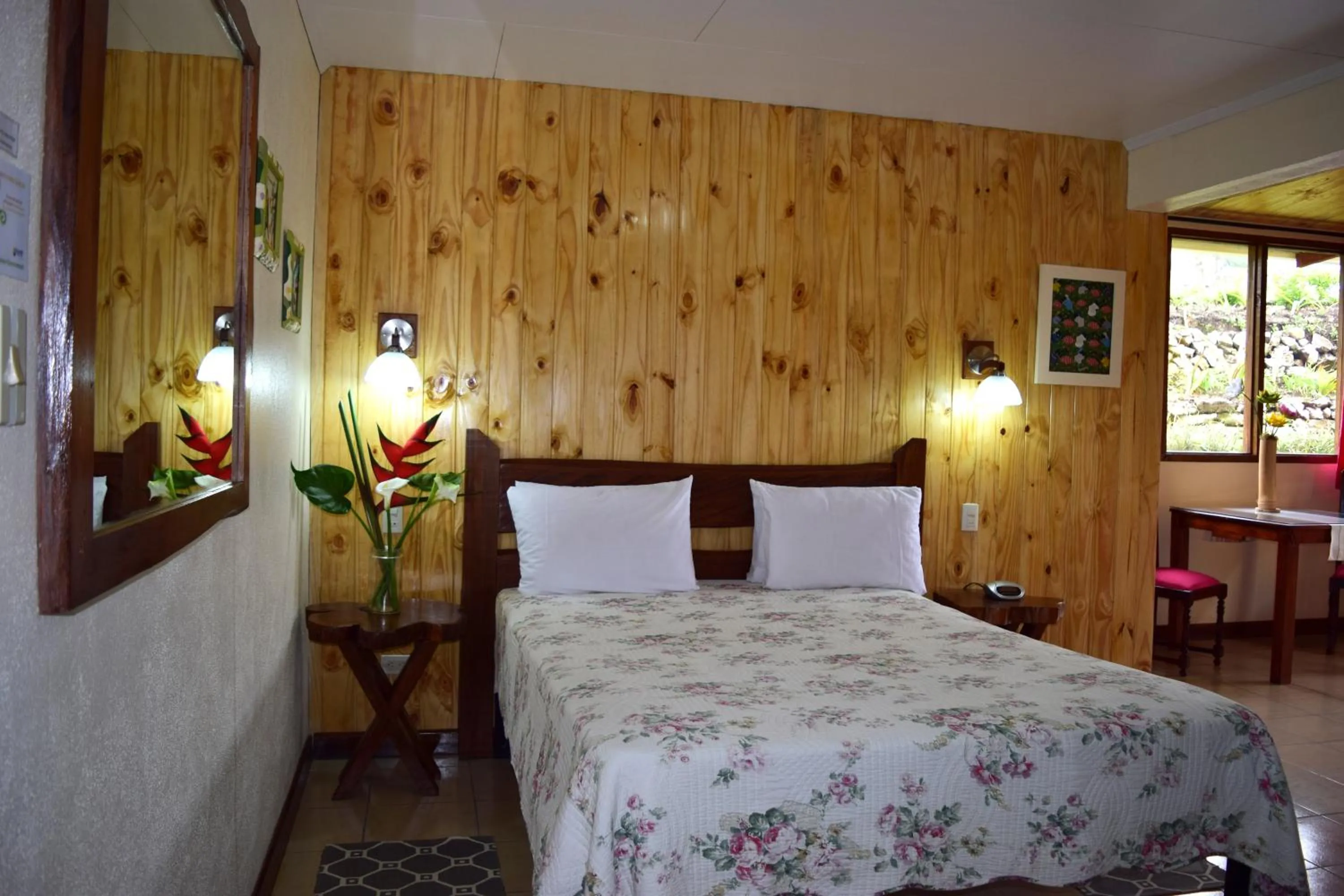 Photo of the whole room, Bed in Guayabo Lodge
