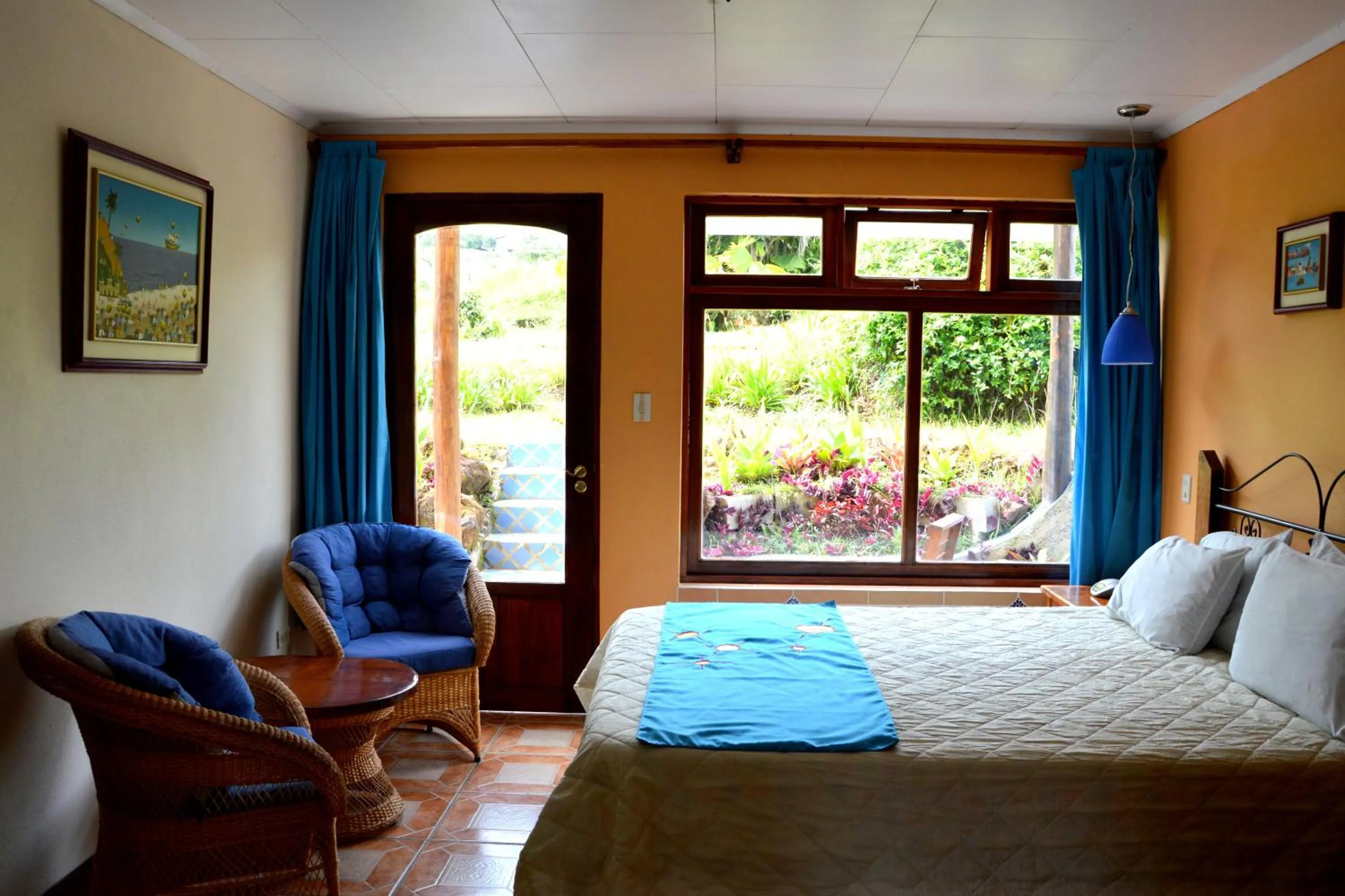 Photo of the whole room, Bed in Guayabo Lodge