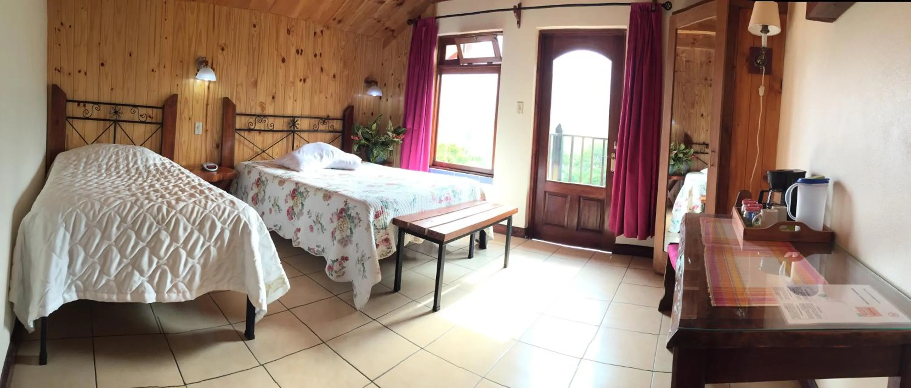 Photo of the whole room, Bed in Guayabo Lodge