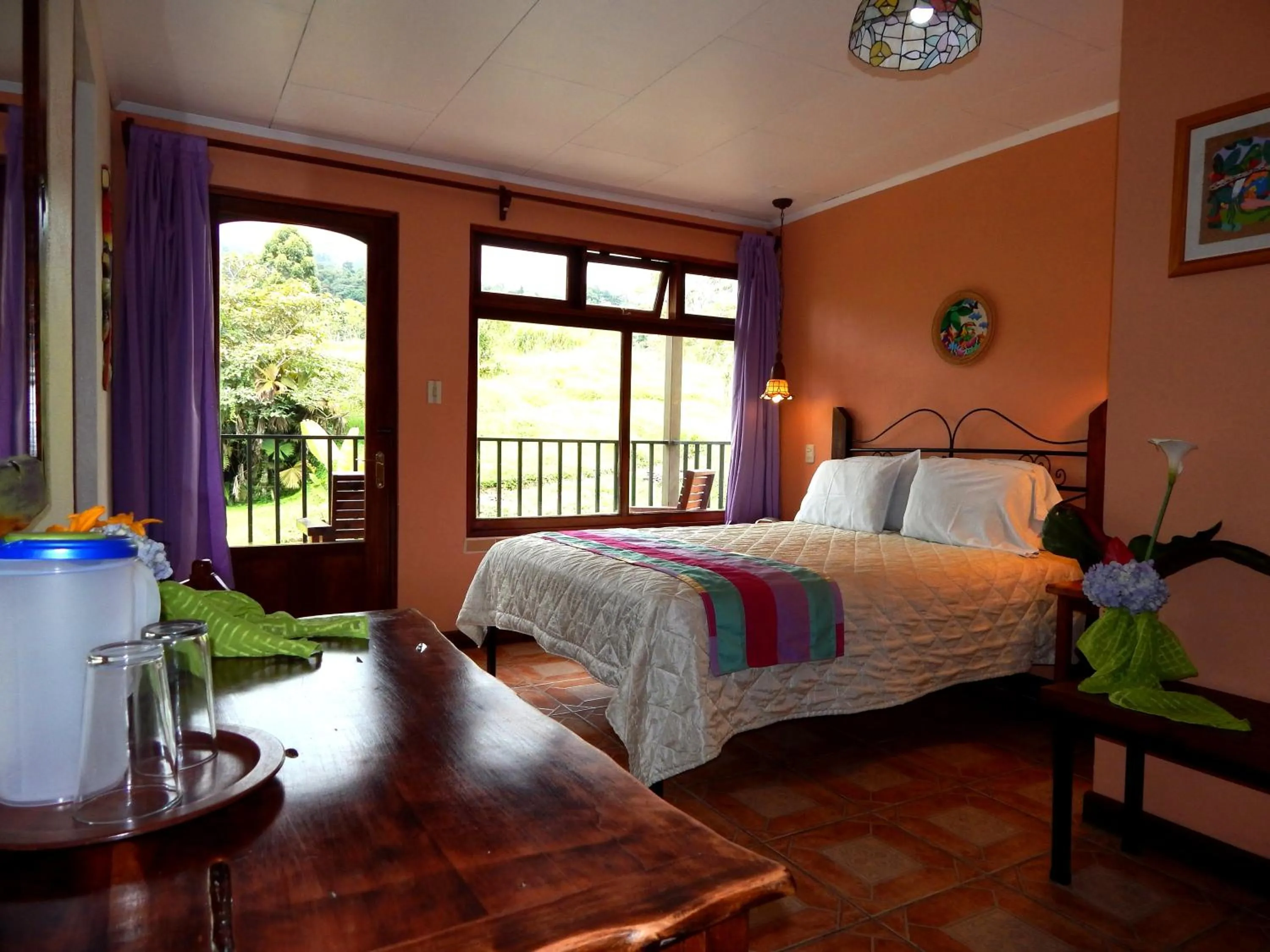 Photo of the whole room, Bed in Guayabo Lodge
