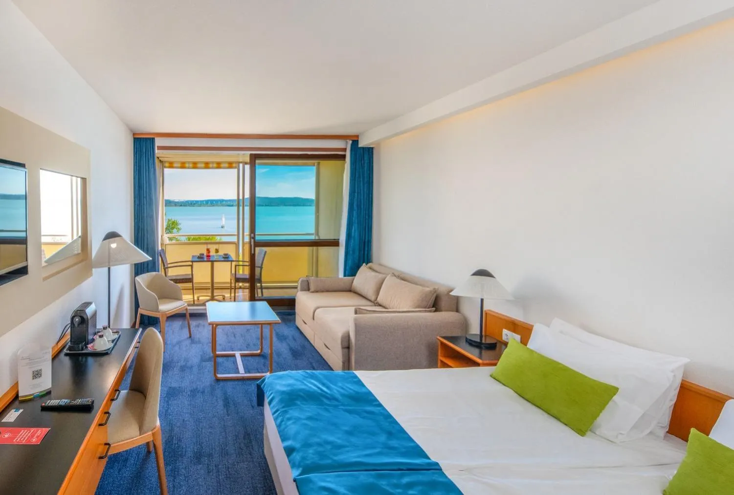 Photo of the whole room, Bed in Hotel Club Tihany