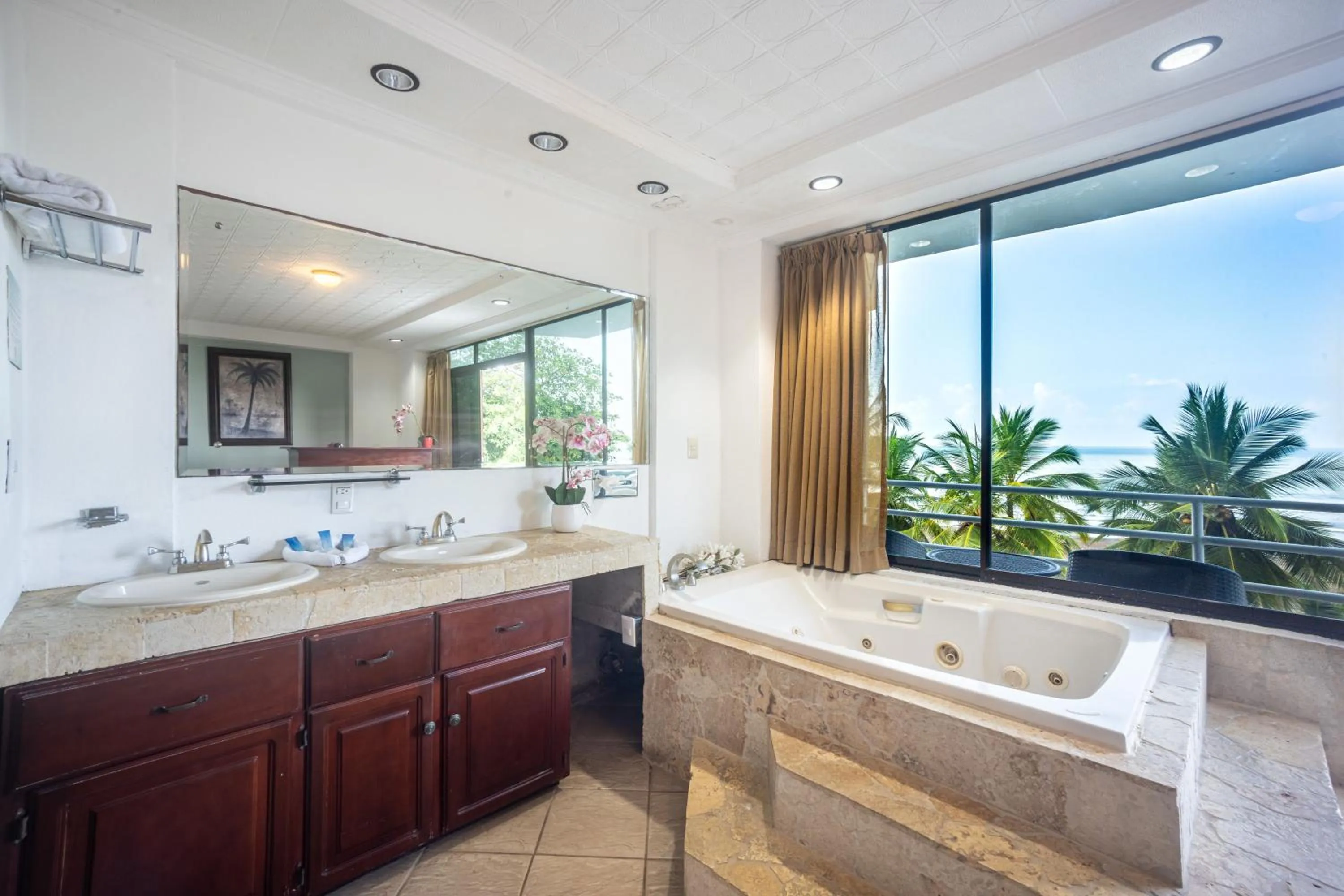 Hot Tub in Paradise Jaco Beach Front