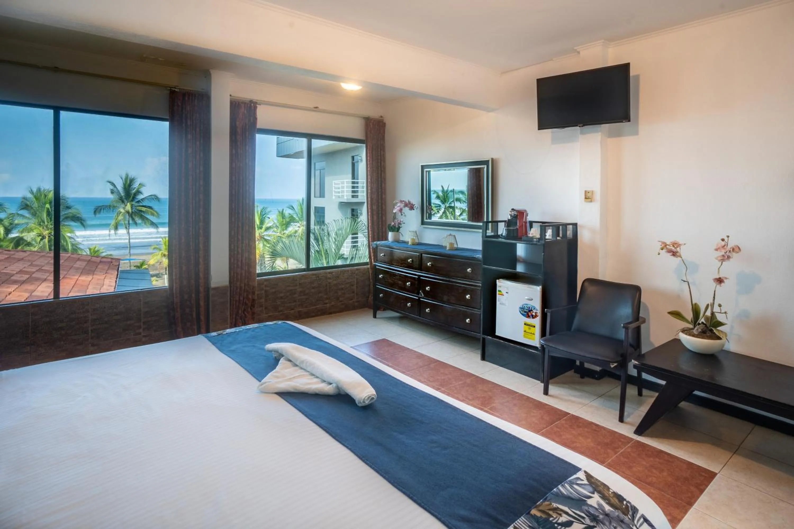 Photo of the whole room, Bed in Paradise Jaco Beach Front