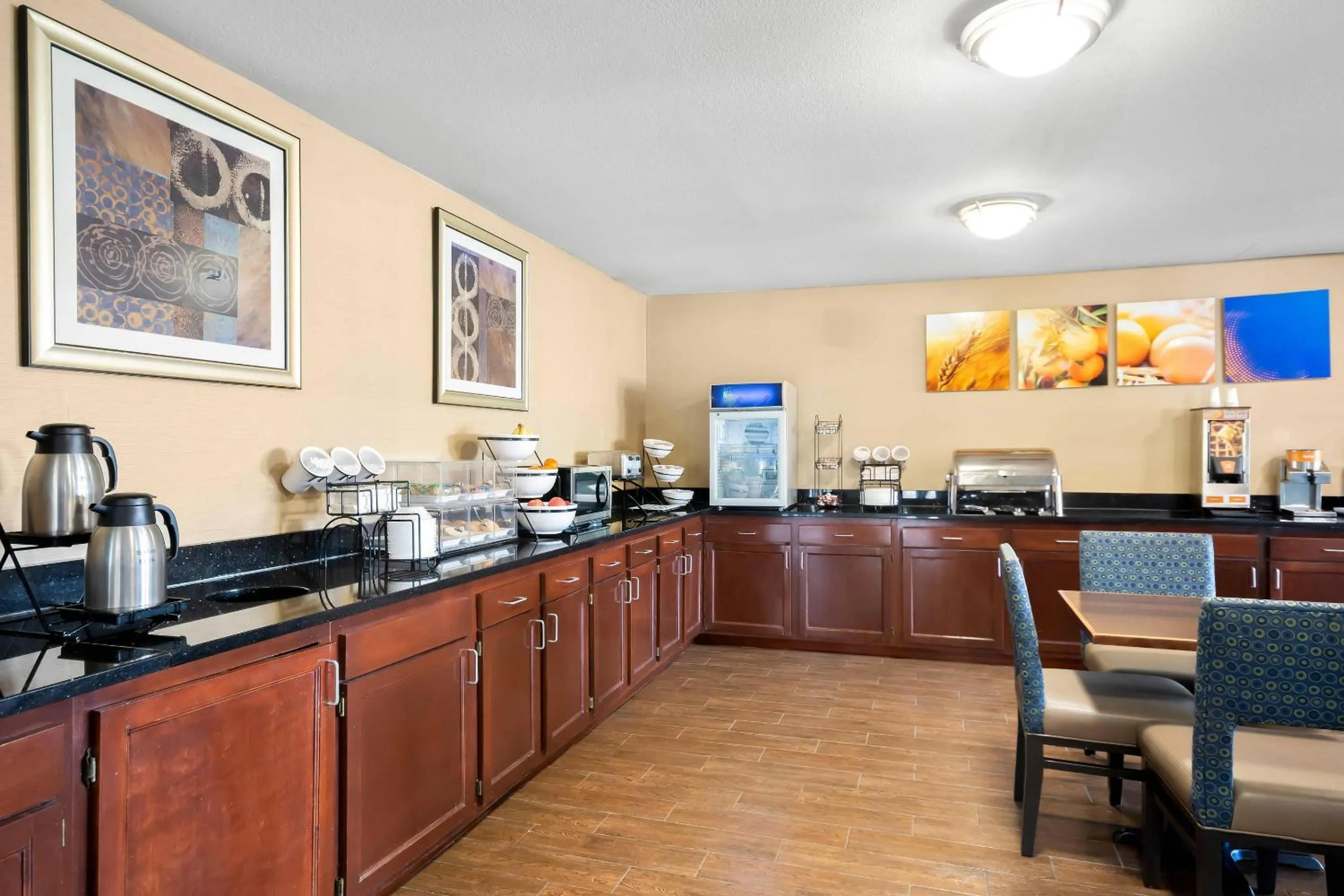 Breakfast in Comfort Inn & Suites Cincinnati Eastgate