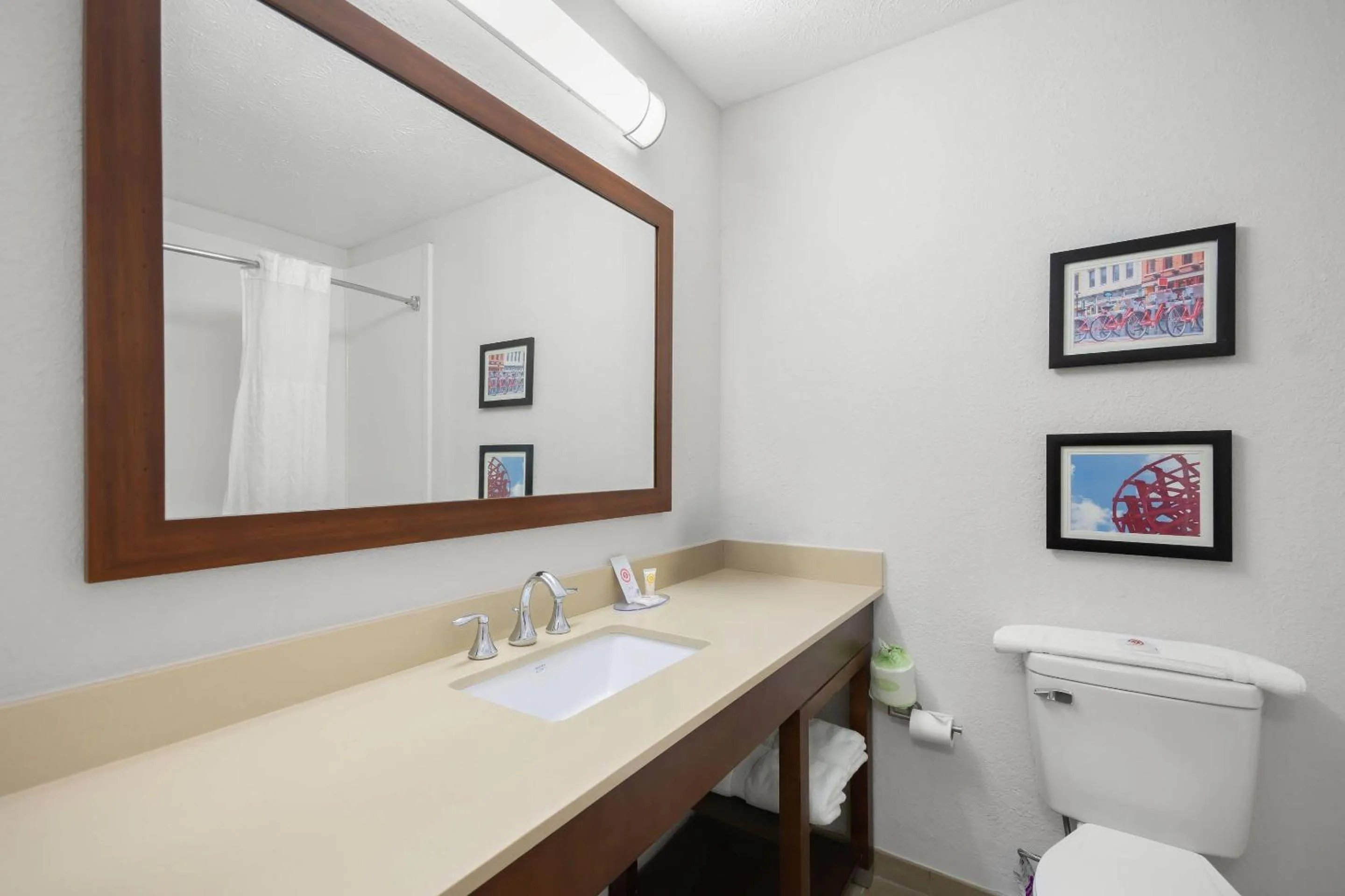 Bedroom in Comfort Inn & Suites Cincinnati Eastgate