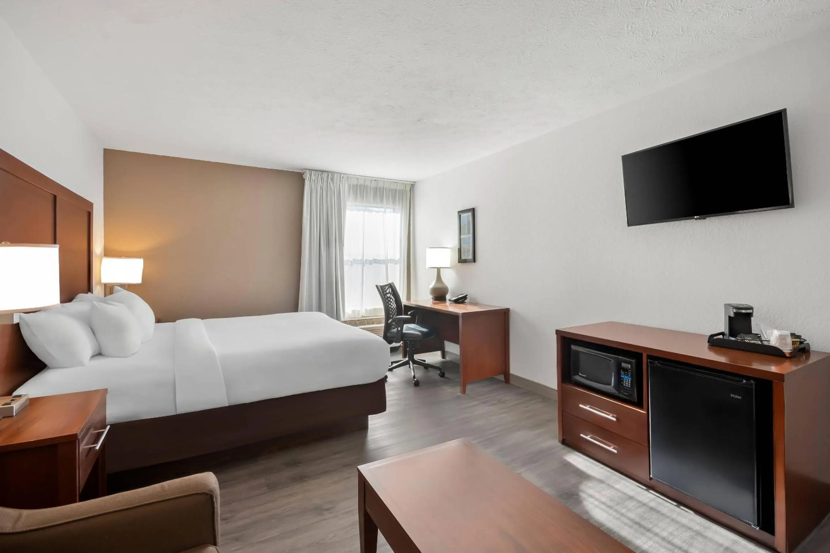 Bedroom, Bed in Comfort Inn & Suites Cincinnati Eastgate