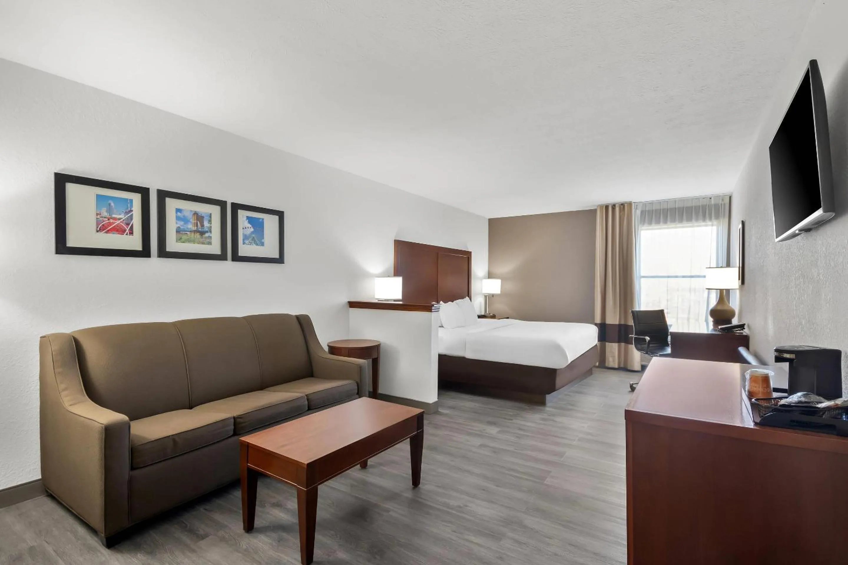 Bedroom, Bed in Comfort Inn & Suites Cincinnati Eastgate