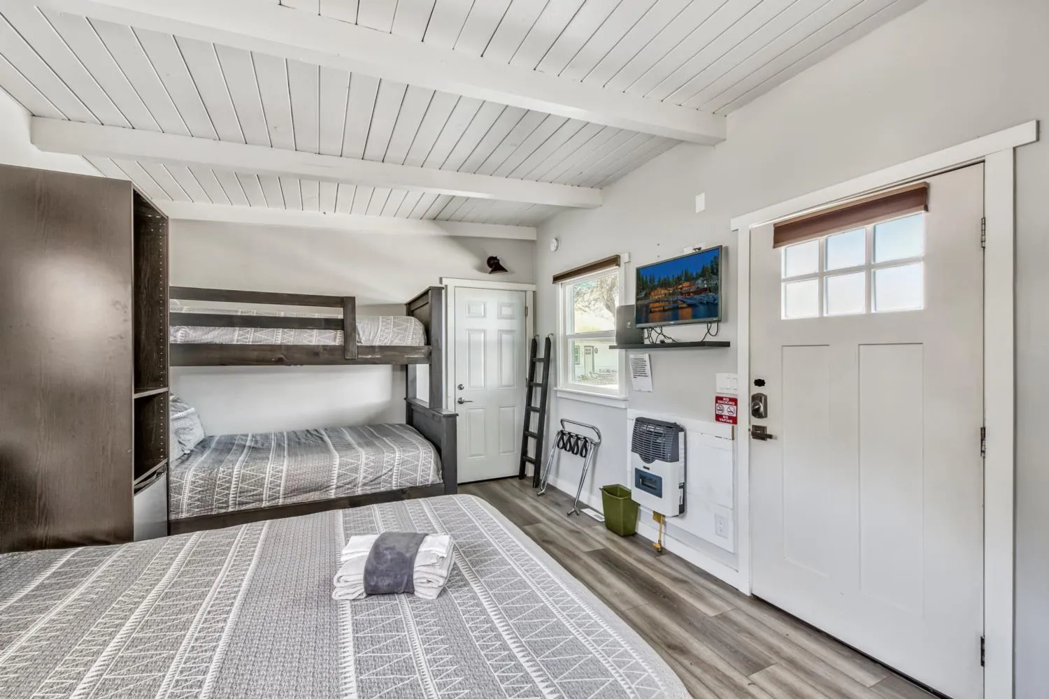 Bed in The Historic West Walker Motel