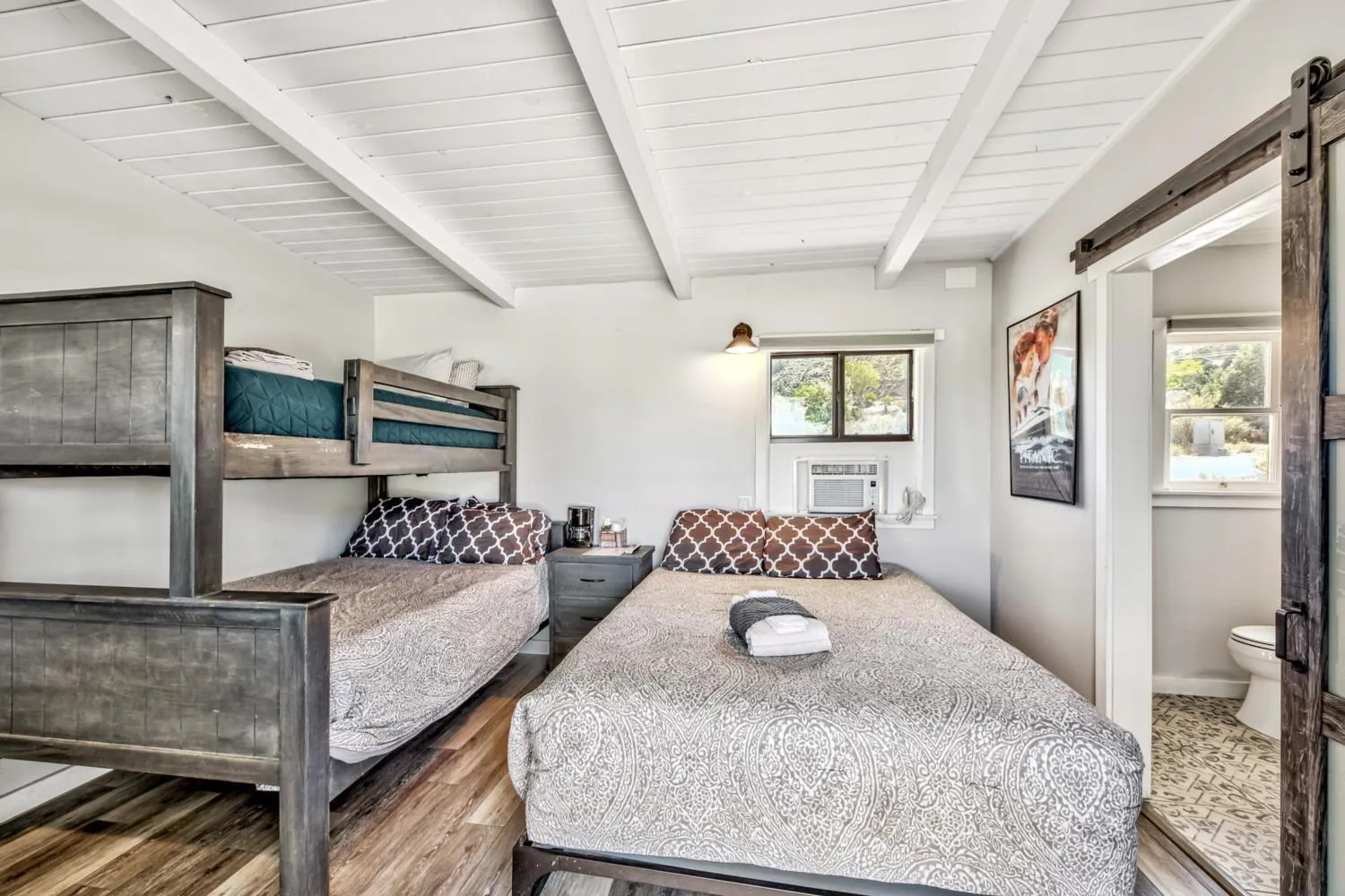 Bed in The Historic West Walker Motel