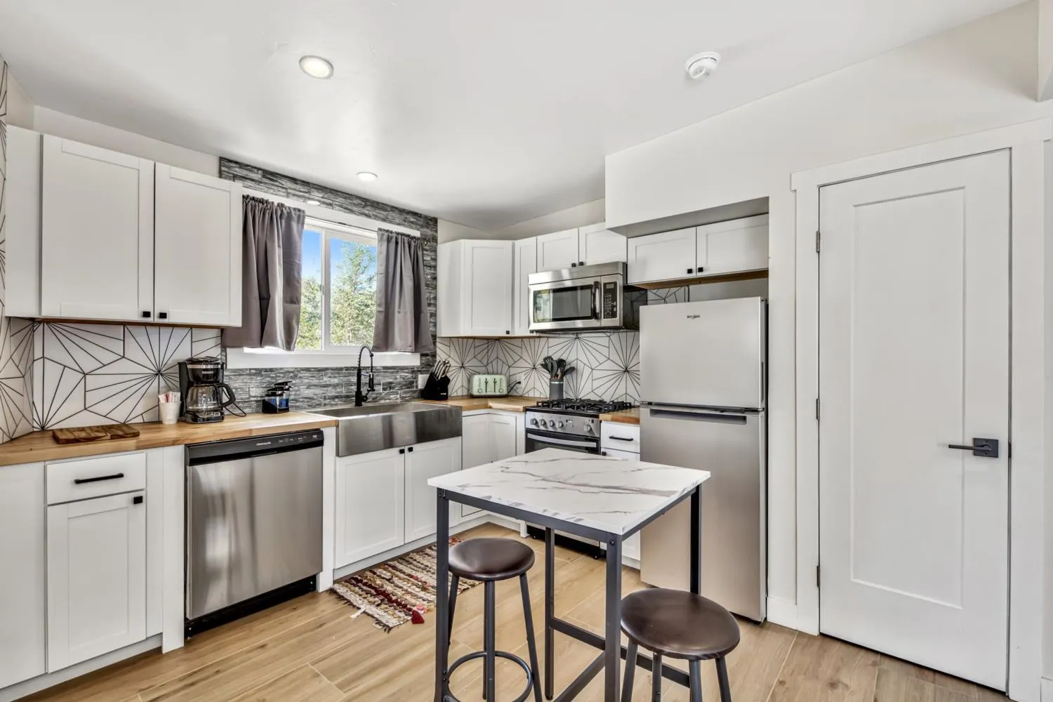 Kitchen or kitchenette in The Historic West Walker Motel
